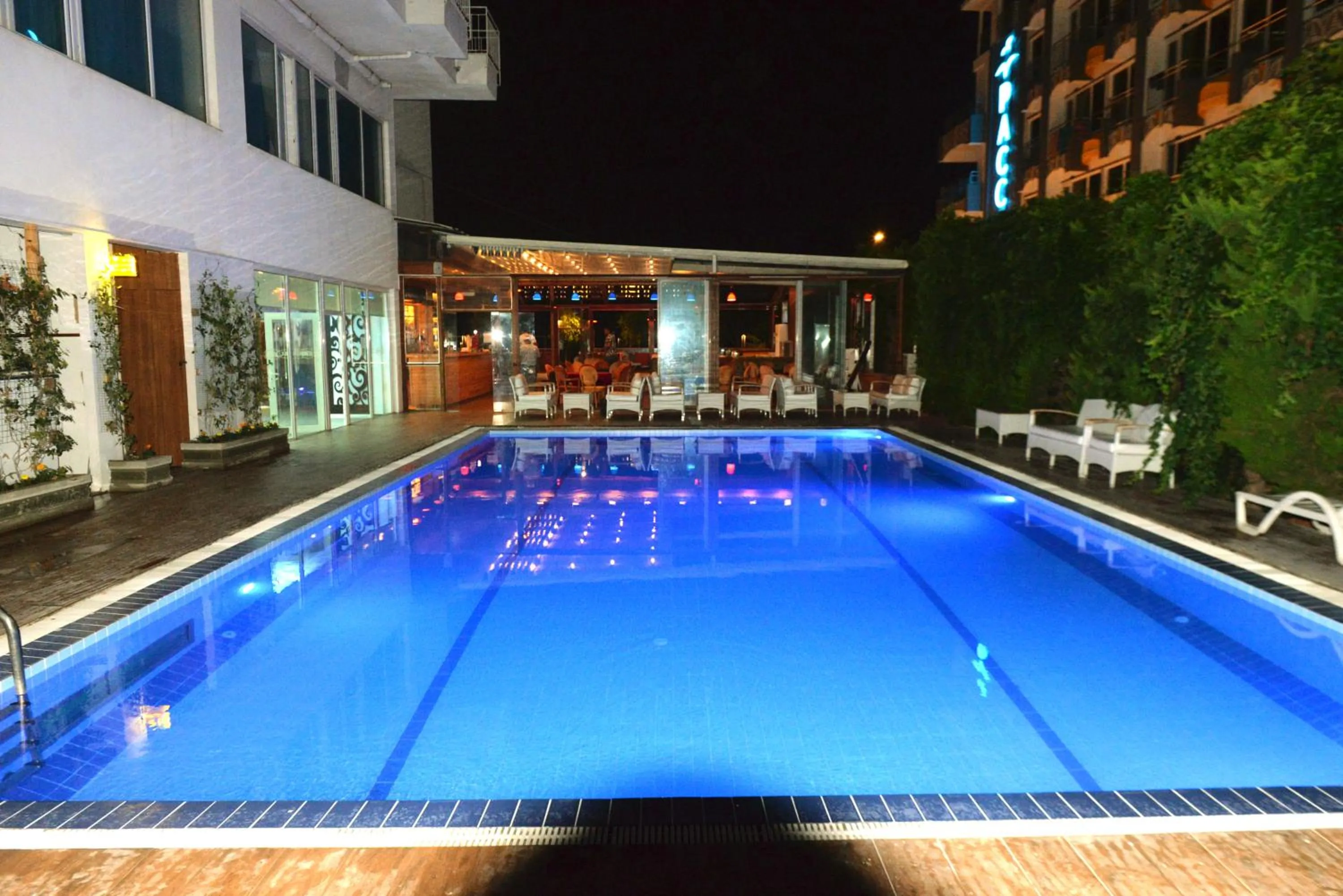 Swimming pool in Kristal Beach Hotel