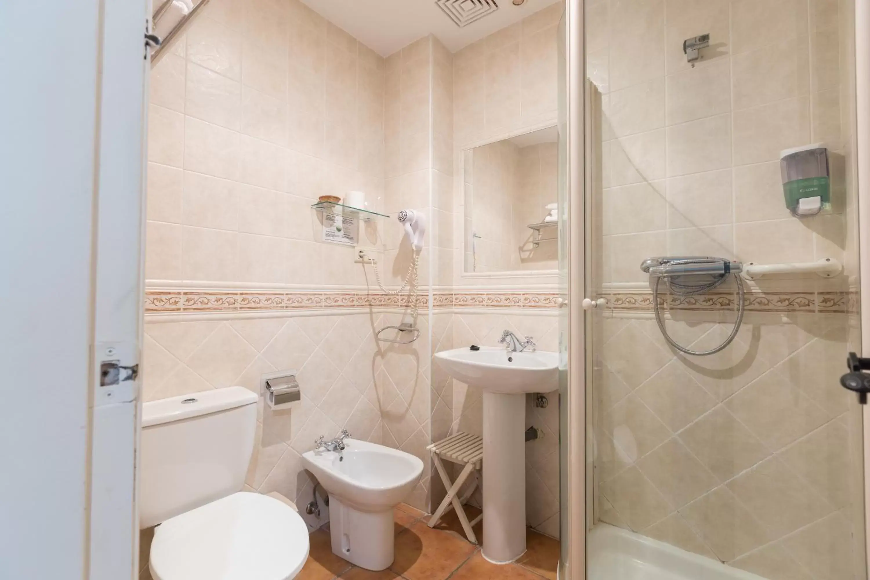 Shower, Bathroom in Hotel La Encomienda