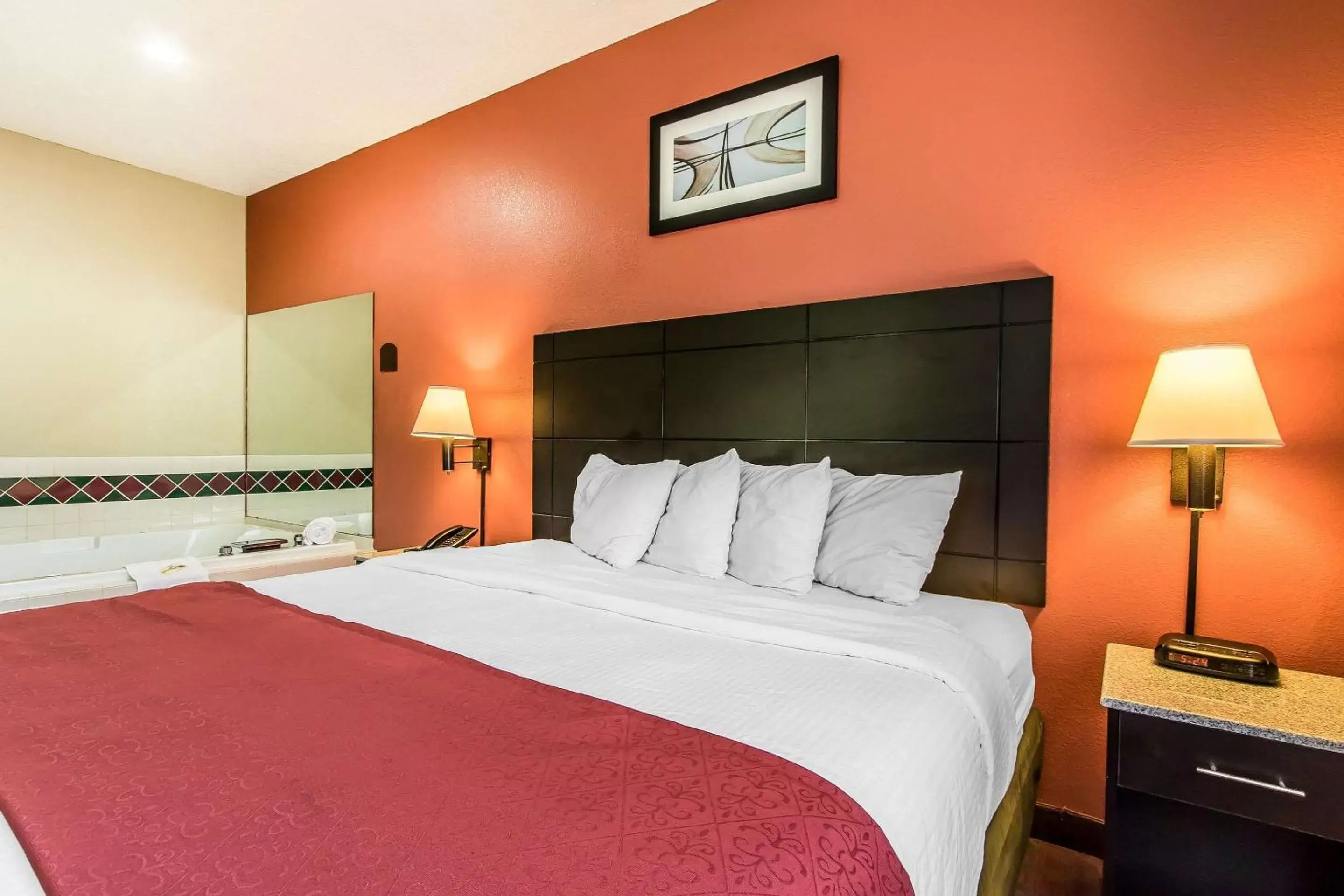 Photo of the whole room, Bed in Quality Inn & Suites La Vergne