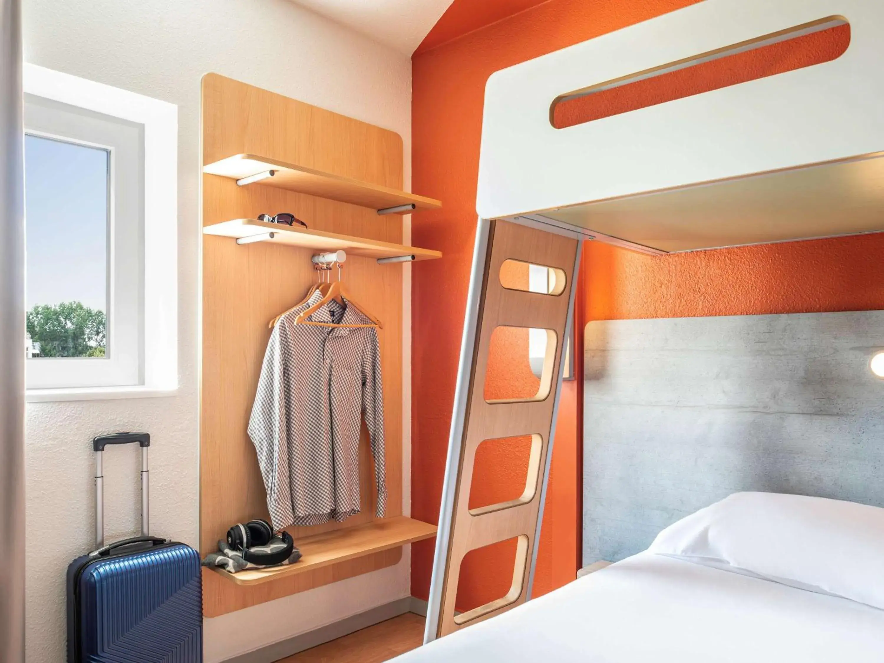 Photo of the whole room, Bunk Bed in ibis budget Grigny Centre