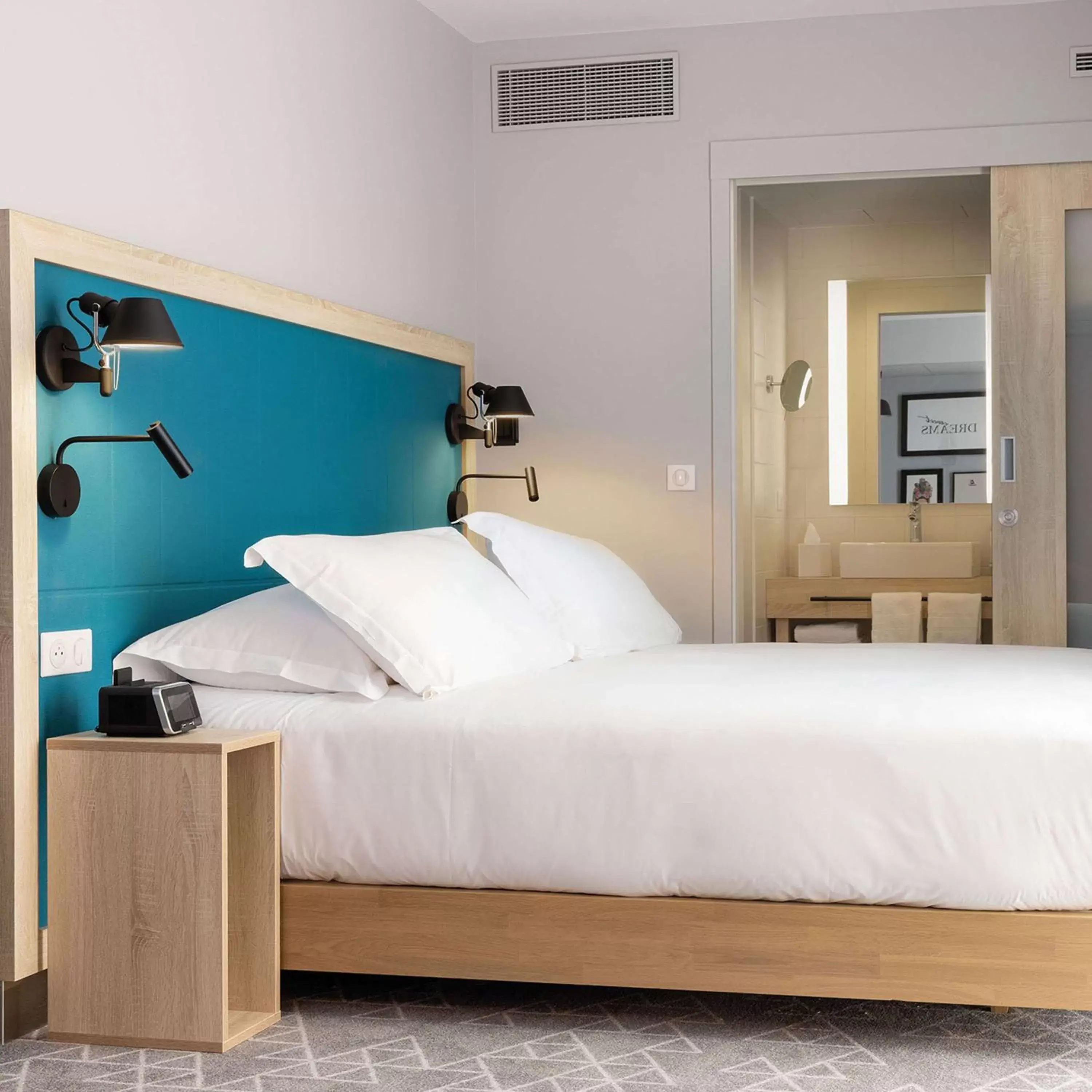 Bed in Hampton by Hilton Tours Centre, France