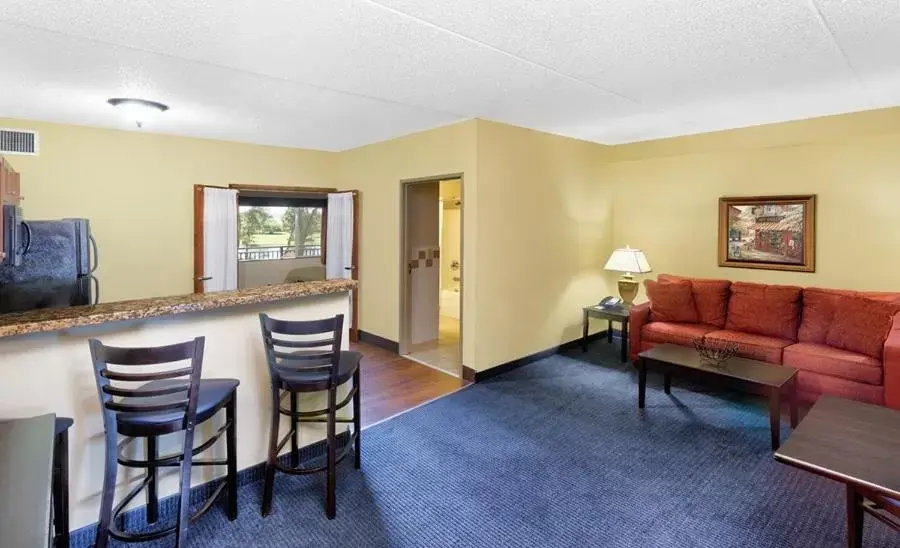 Living room, Seating Area in AmericInn by Wyndham Vidalia