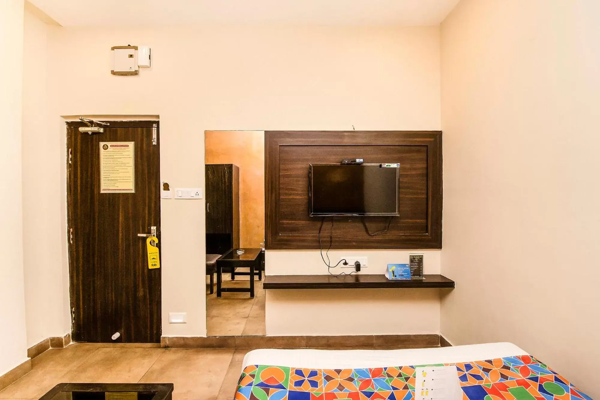 Bedroom, TV/Entertainment Center in FabHotel De Sivalika Howrah