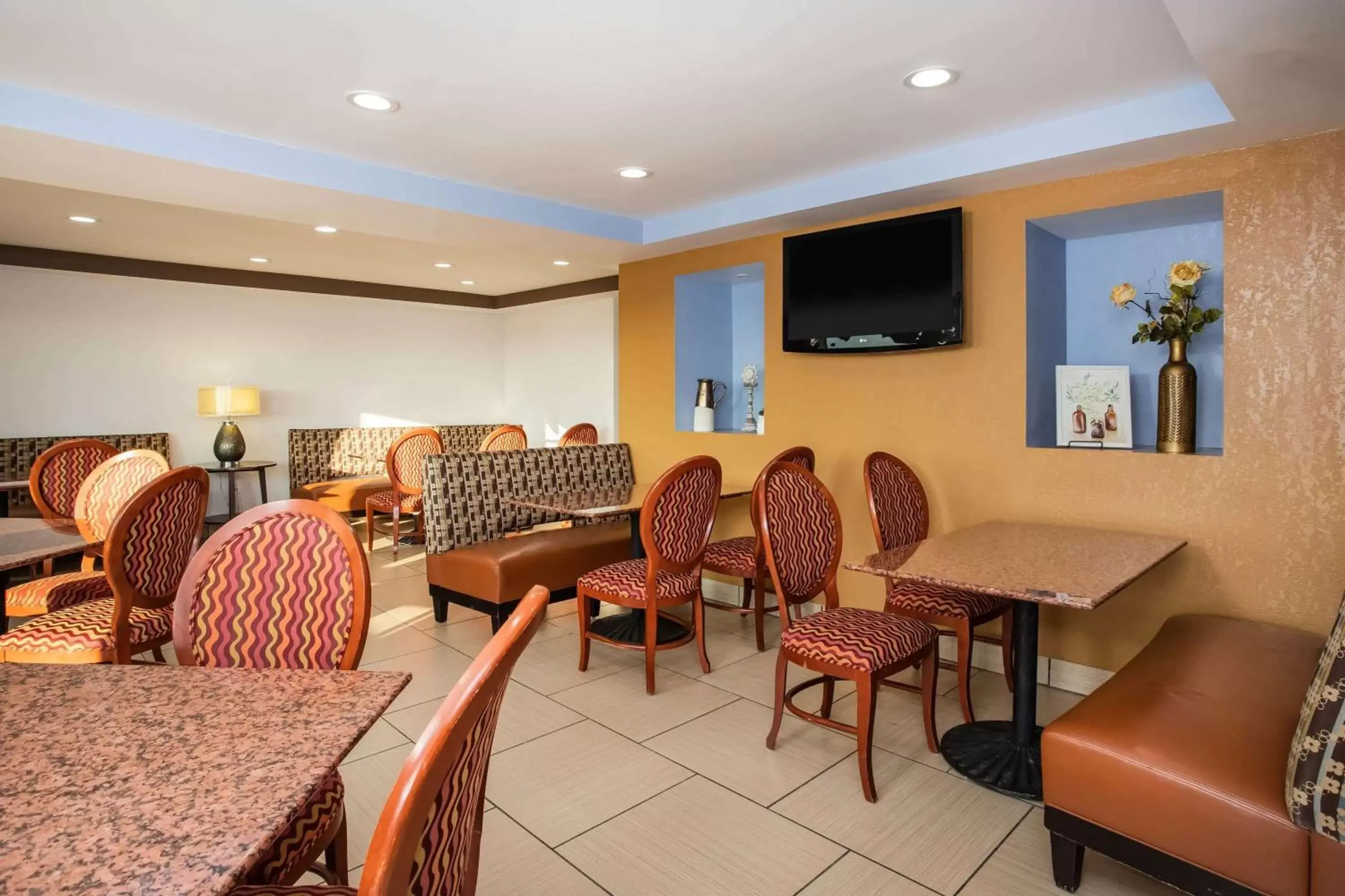 Dining area, Restaurant/Places to Eat in Travelodge by Wyndham Fort Wayne North