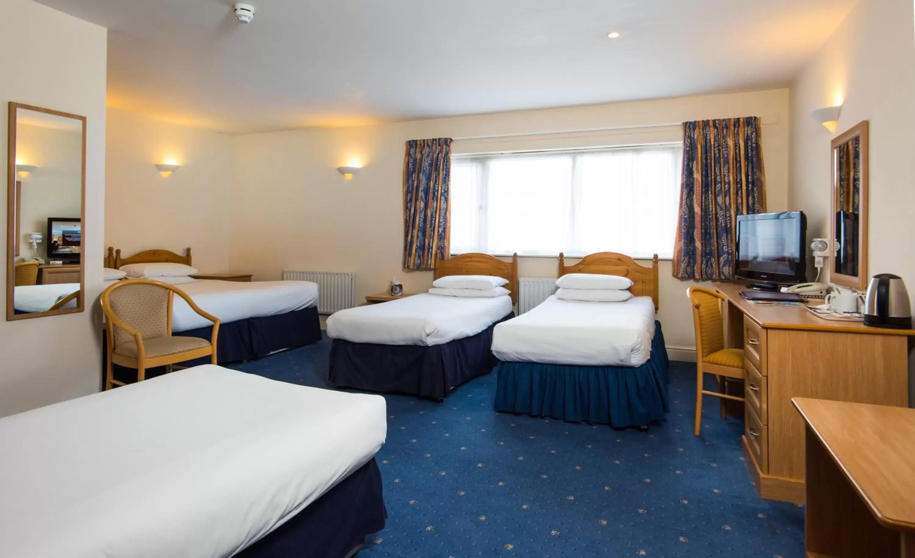 Photo of the whole room, Bed in Mercure Newbury West Grange Hotel