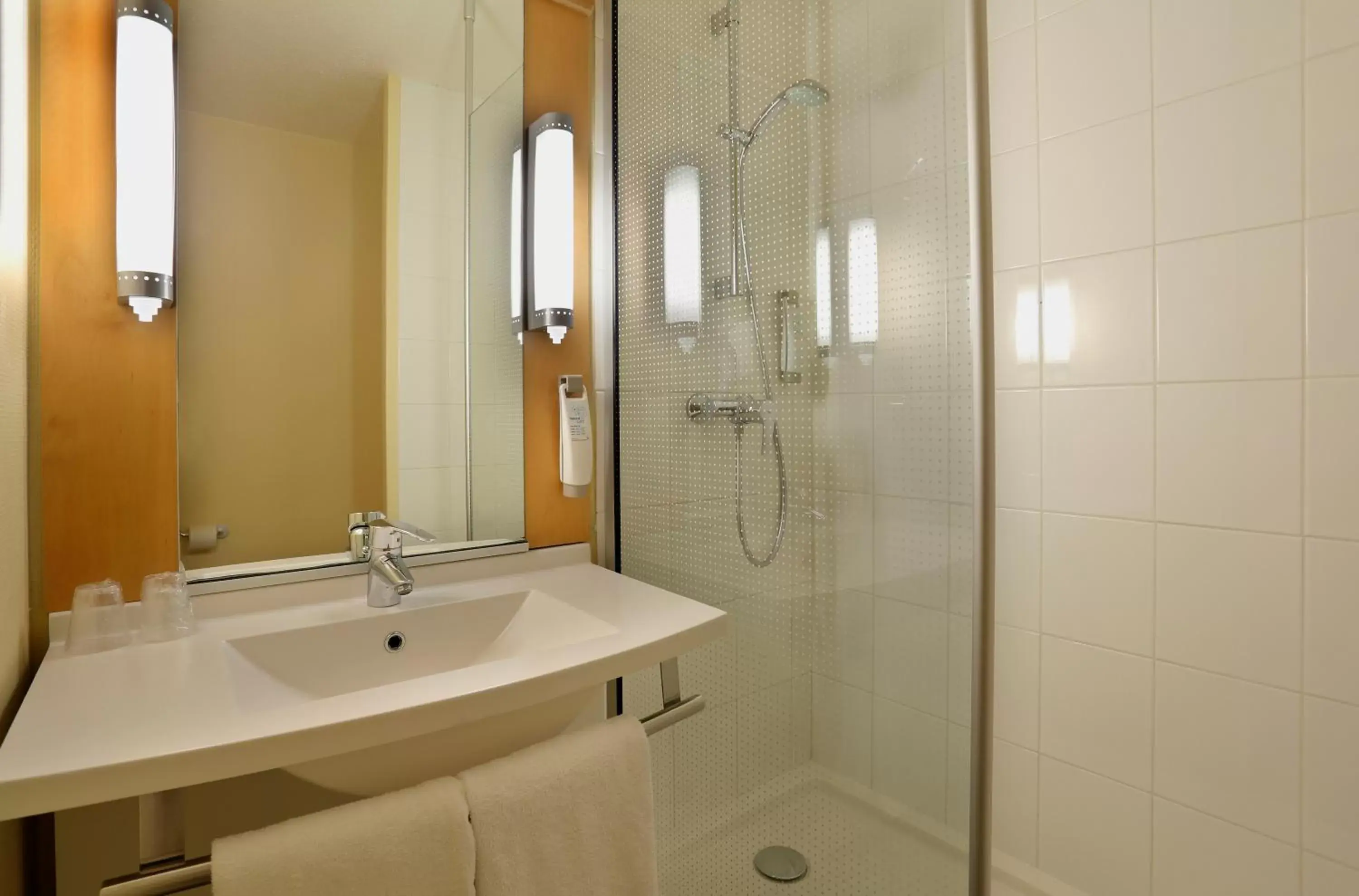 Shower, Bathroom in ibis Le Mans Est Pontlieue