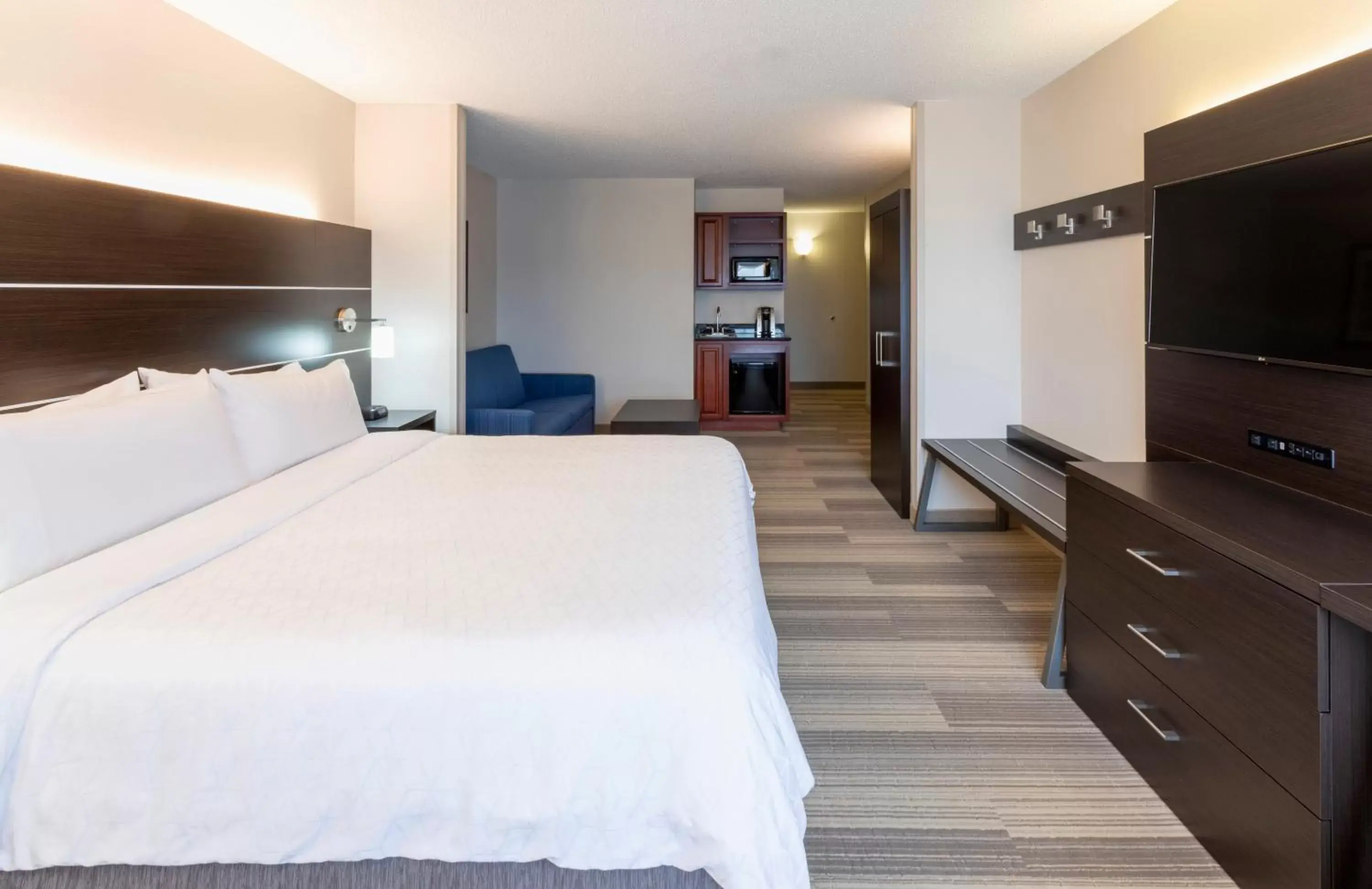 Photo of the whole room, Bed in Holiday Inn Express Hotel & Suites-St. Paul, an IHG Hotel