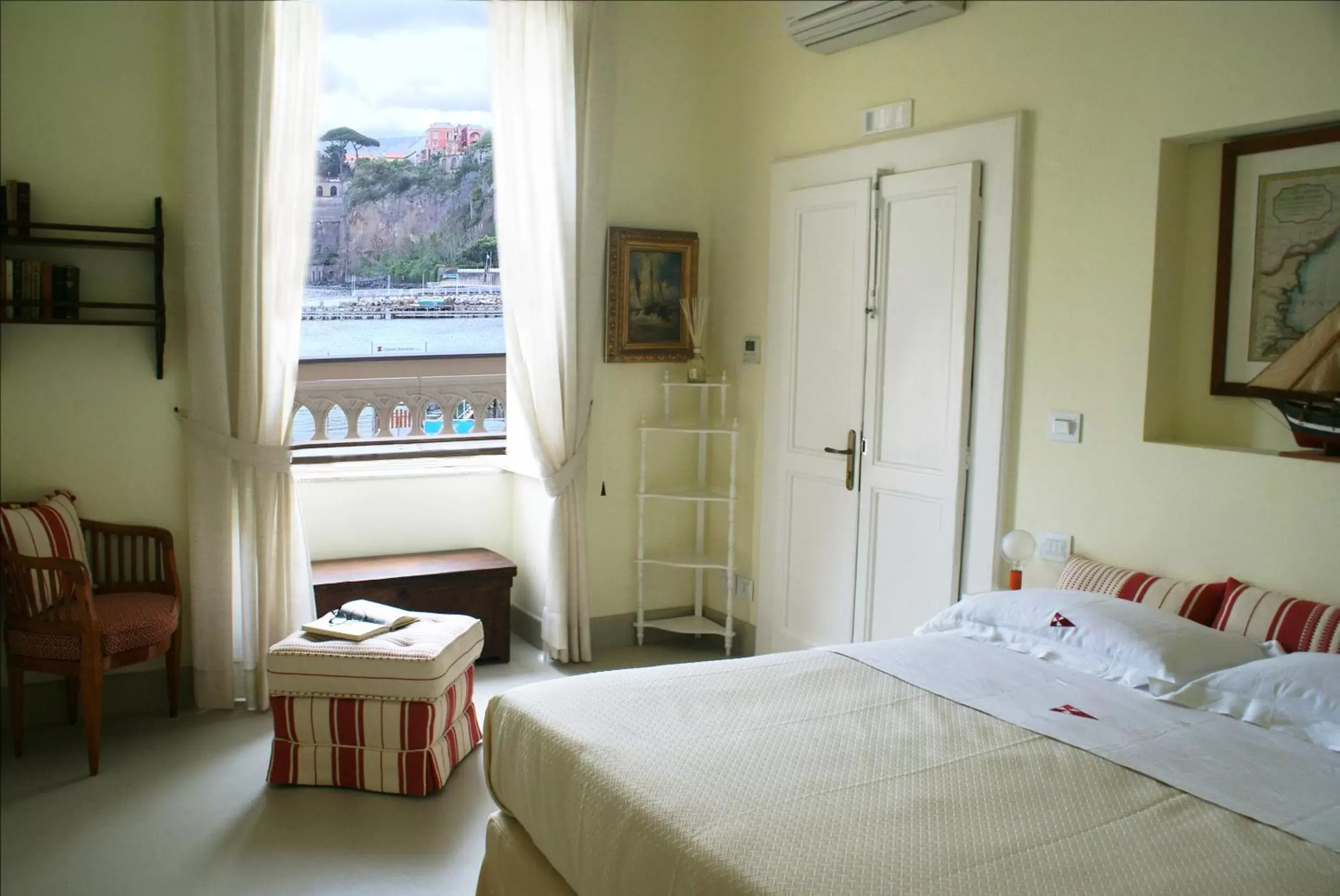 Photo of the whole room, Bed in Yacht Club Capo Cervo Suites B&B