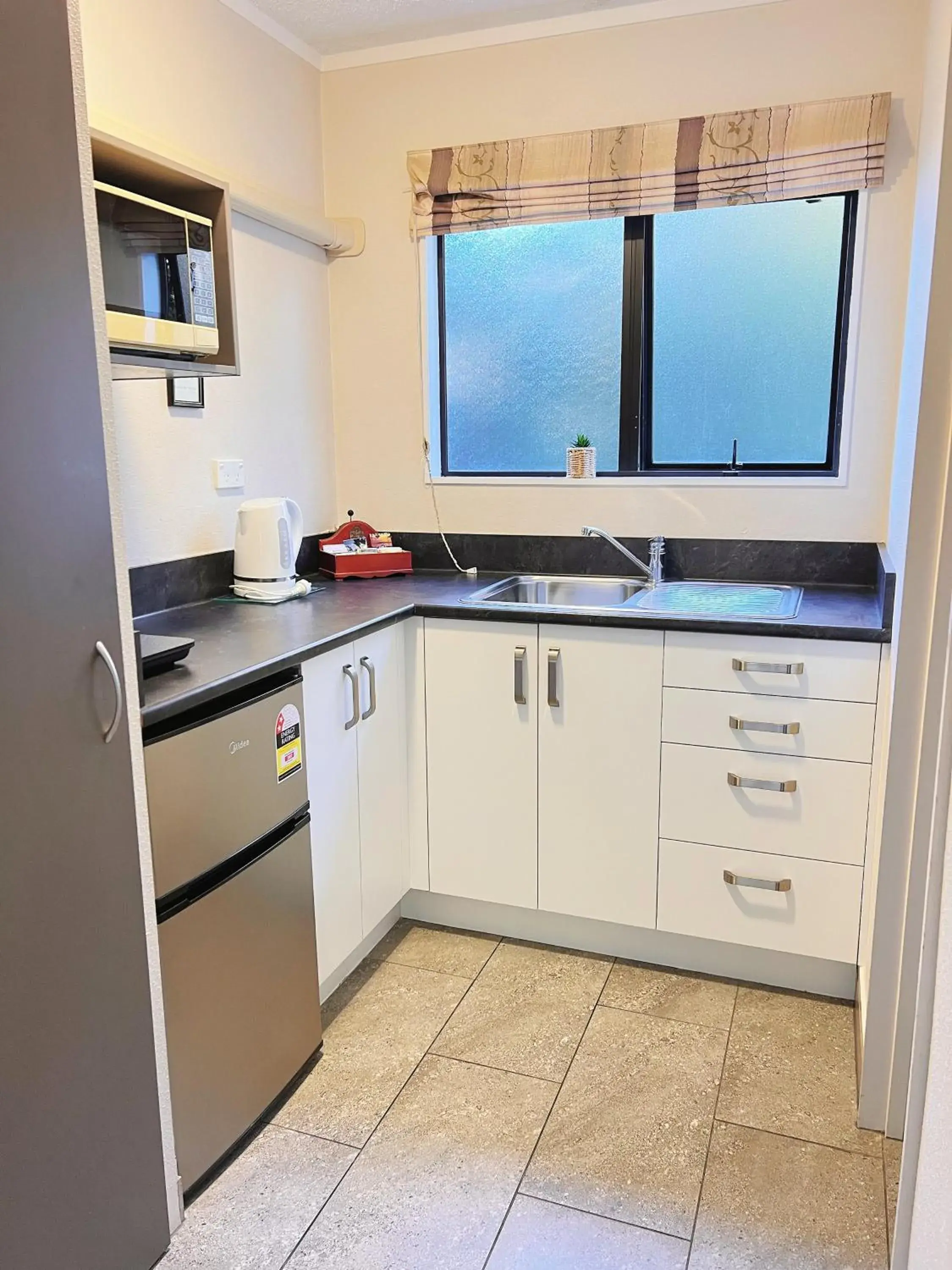 Kitchen/Kitchenette in Kingswood Manor Motel