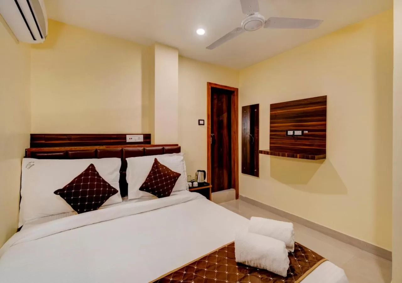 Photo of the whole room, Bed in Hotel Sai Rain Tree
