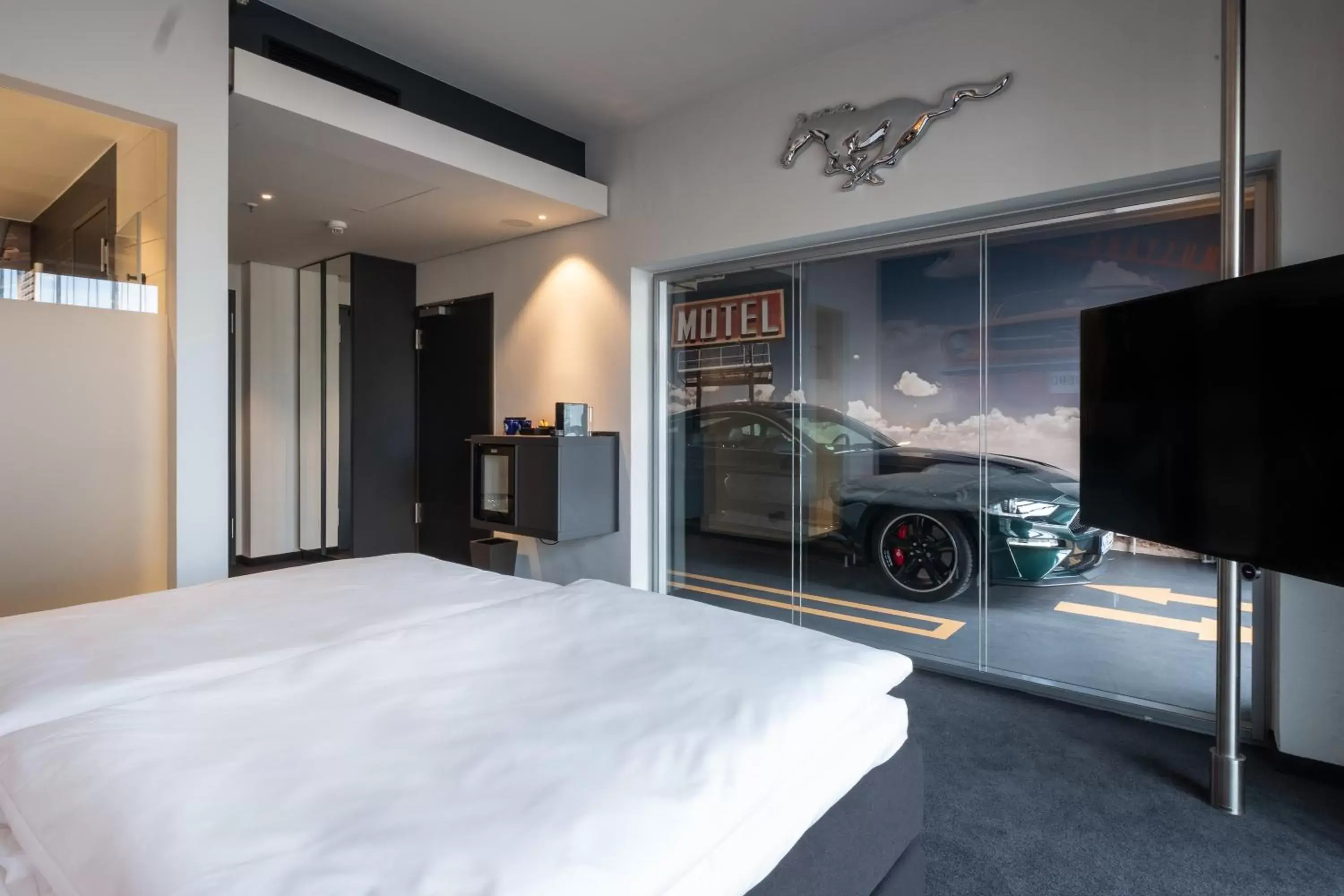 Photo of the whole room in V8 Hotel Köln at MOTORWORLD