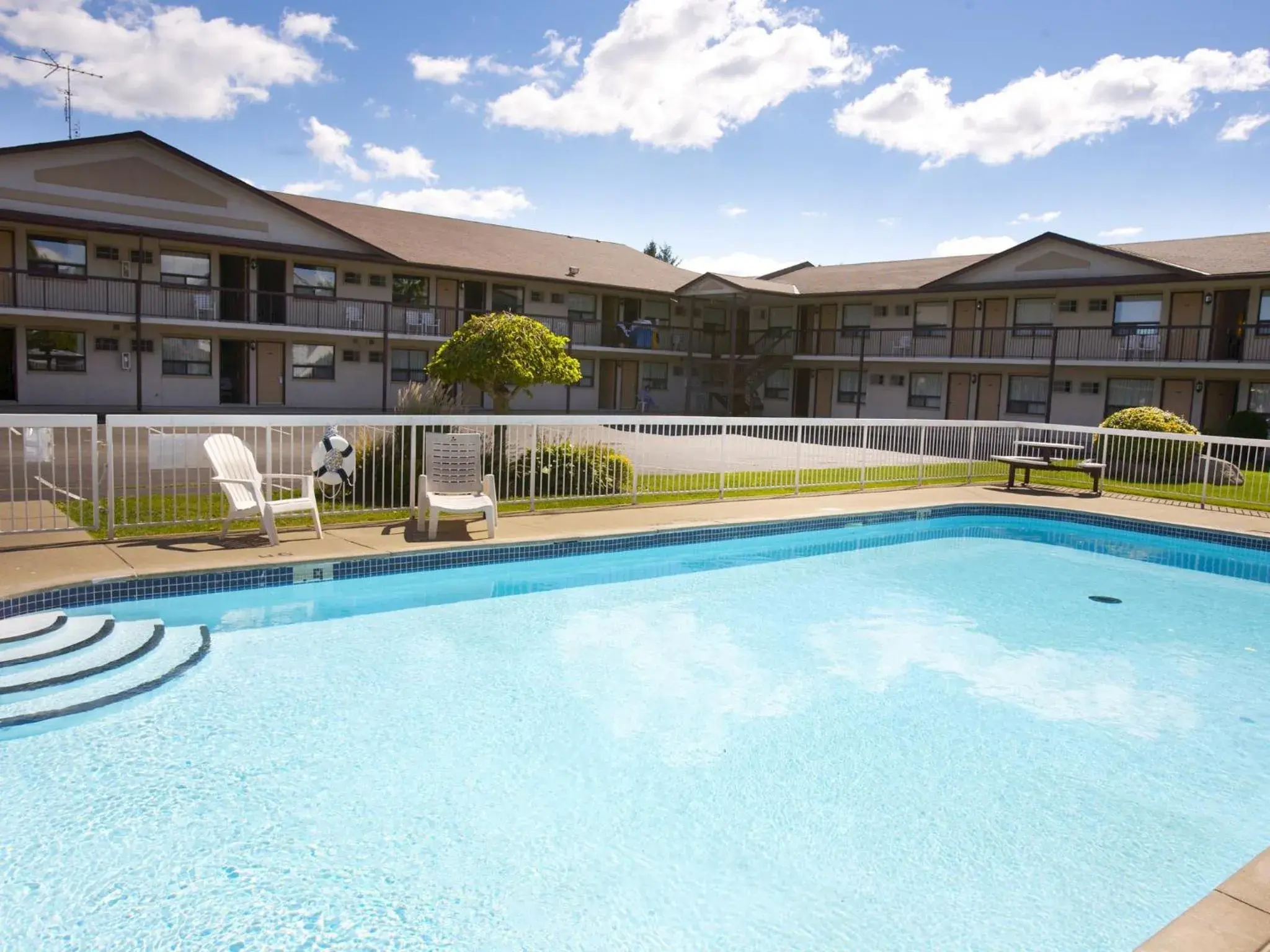 Swimming Pool in Howard Johnson by Wyndham Niagara Falls