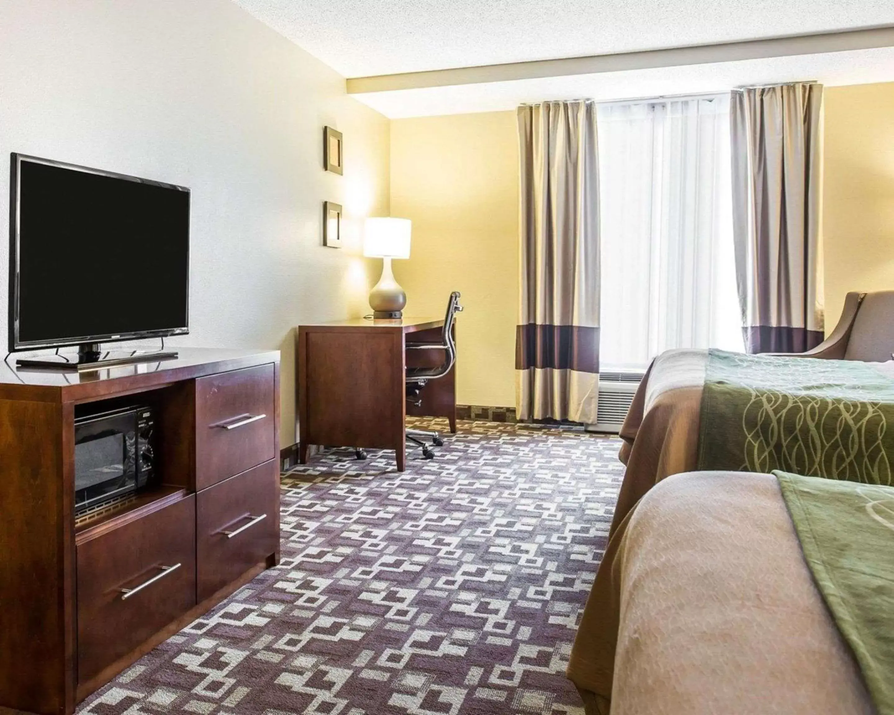 Photo of the whole room, TV/Entertainment Center in Comfort Inn & Suites Walterboro I-95