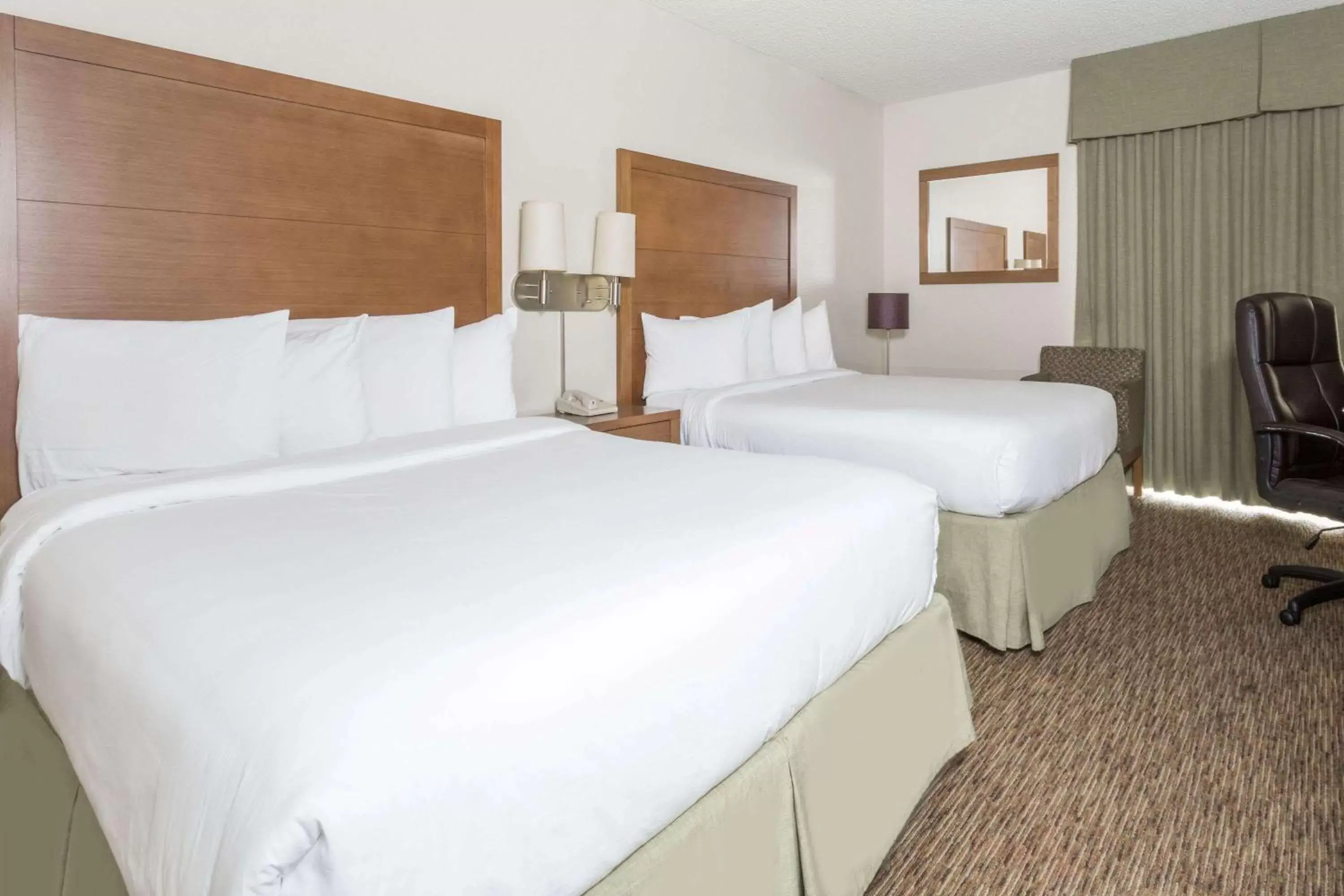Photo of the whole room, Bed in Days Hotel by Wyndham Peoria Glendale Area
