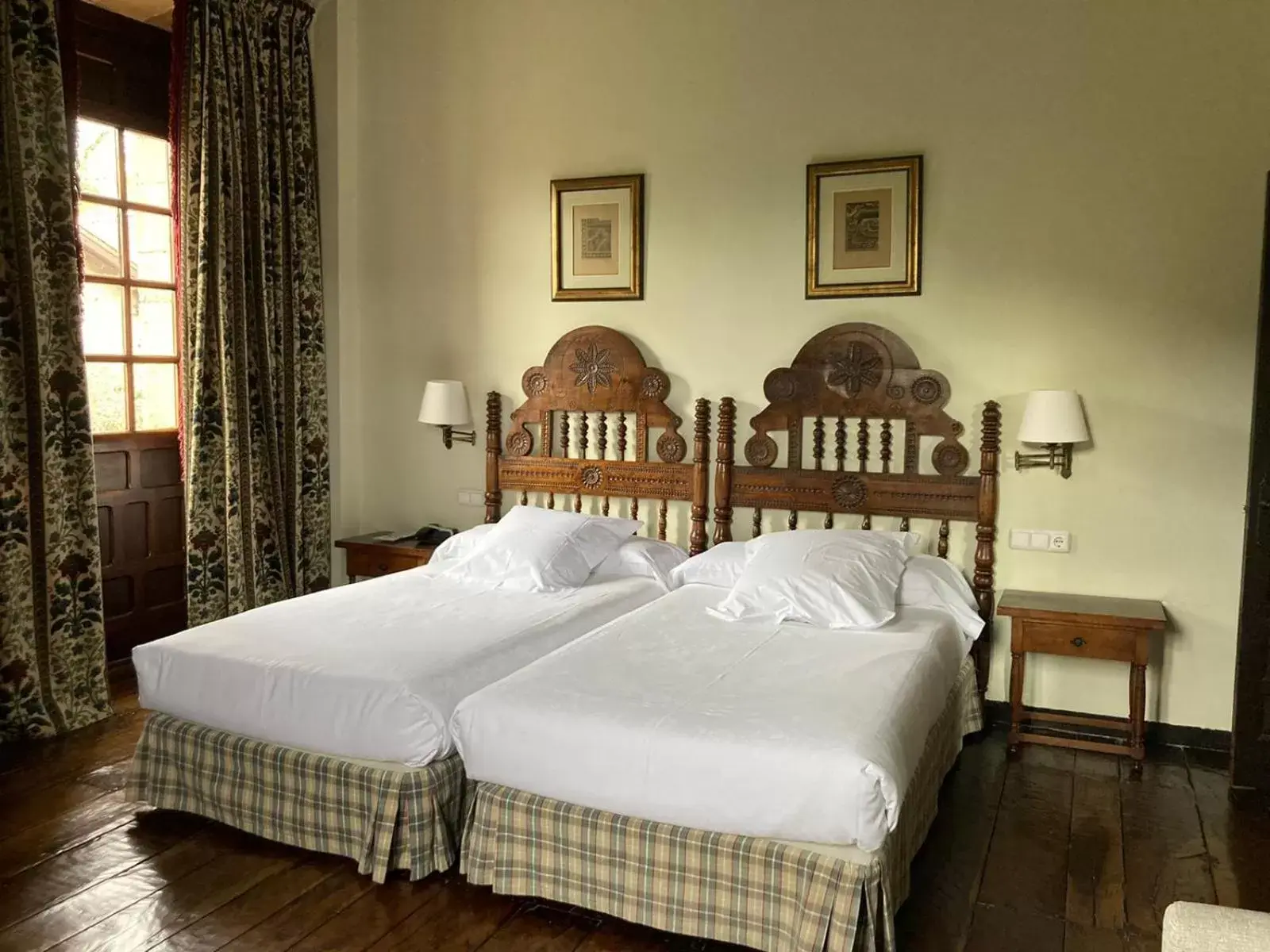 Photo of the whole room, Bed in Parador de Santillana Gil Blas