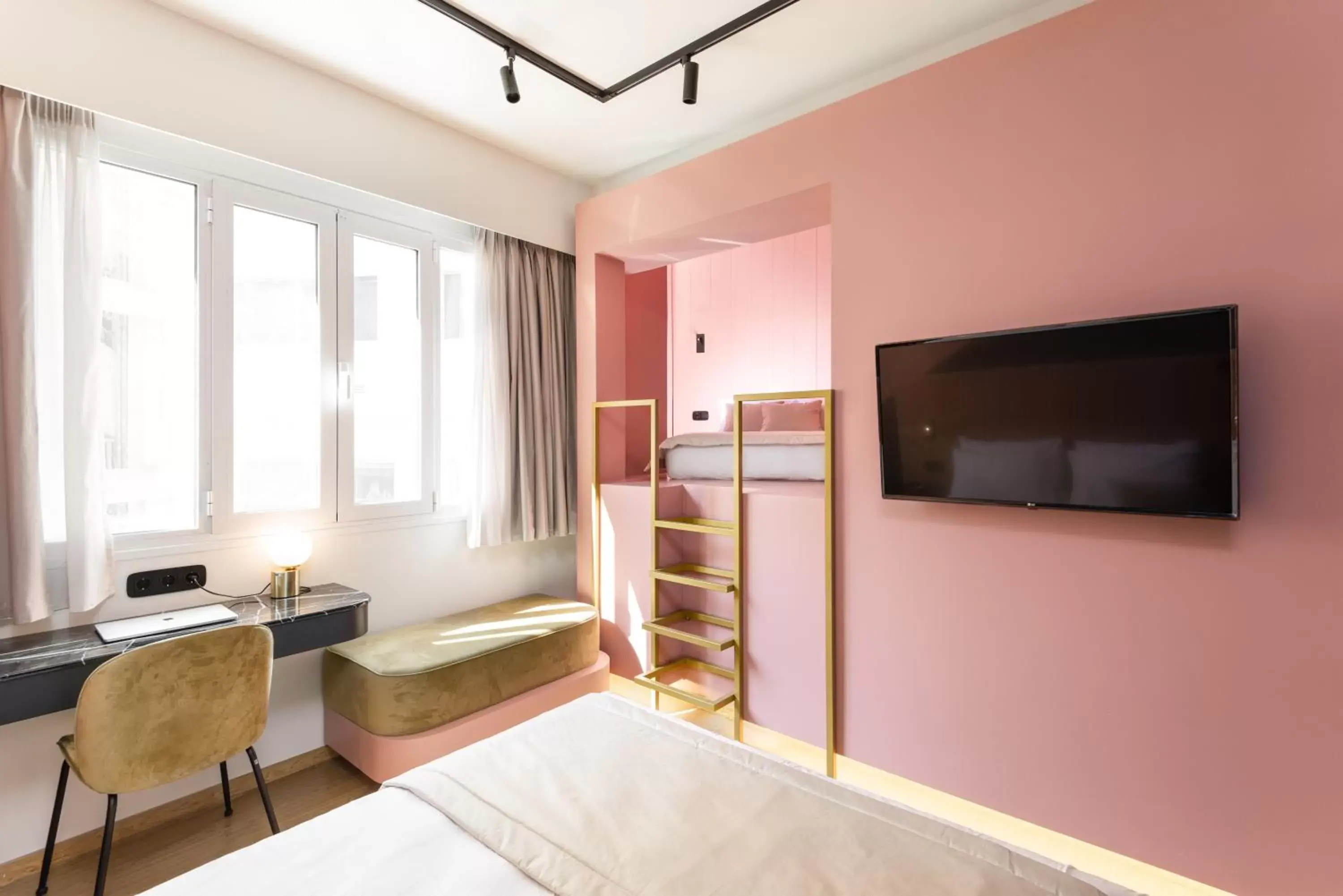 Bed, TV/Entertainment Center in Colors Hotel Athens