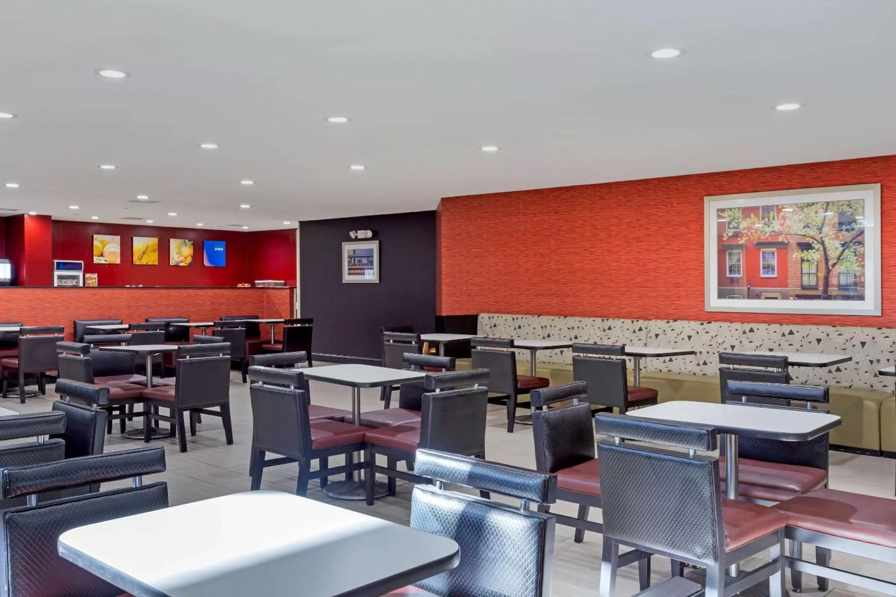 Restaurant/Places to Eat in Comfort Inn & Suites near Stadium