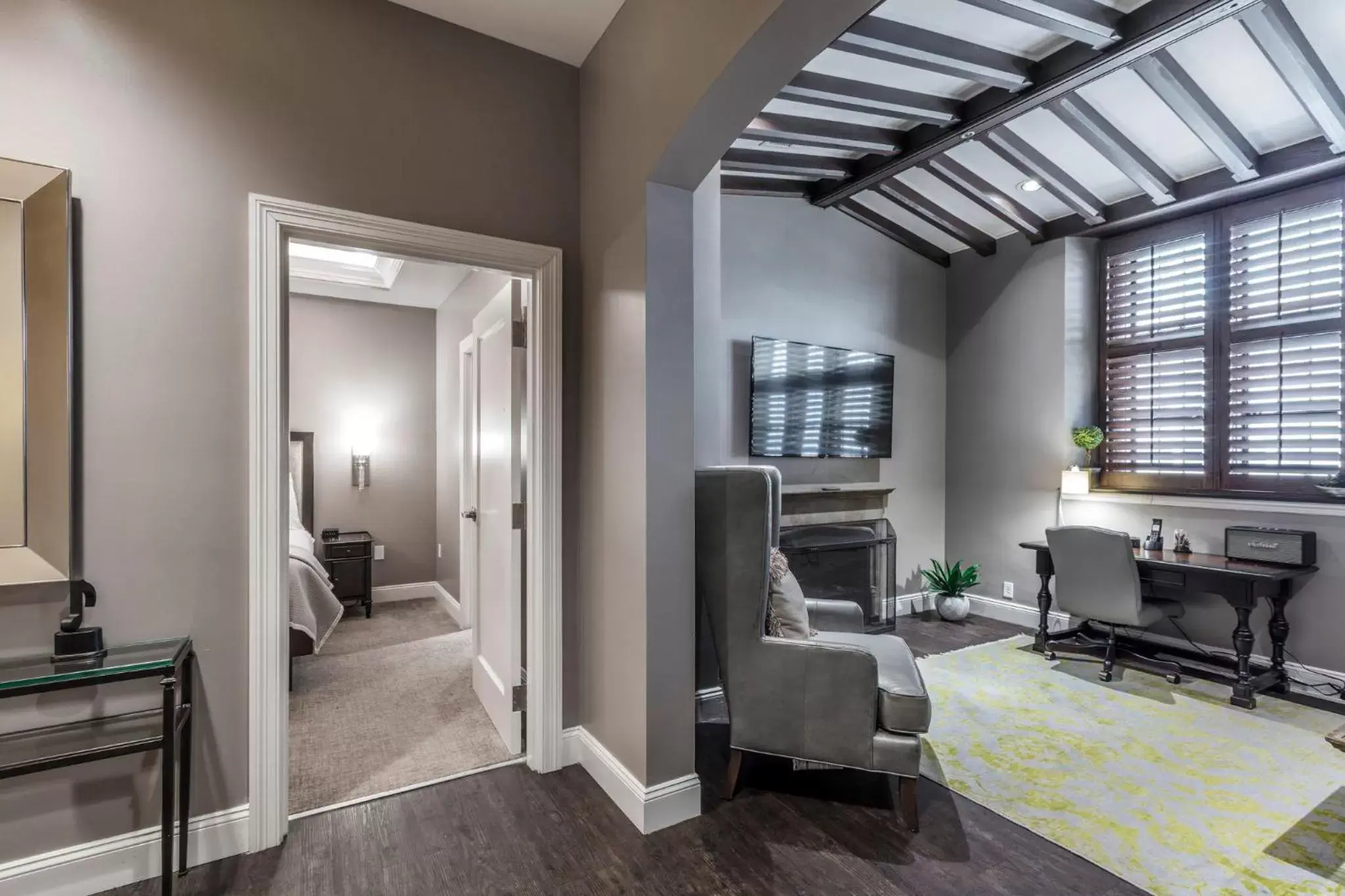 Photo of the whole room, Seating Area in Hotel Indigo Nashville - The Countrypolitan