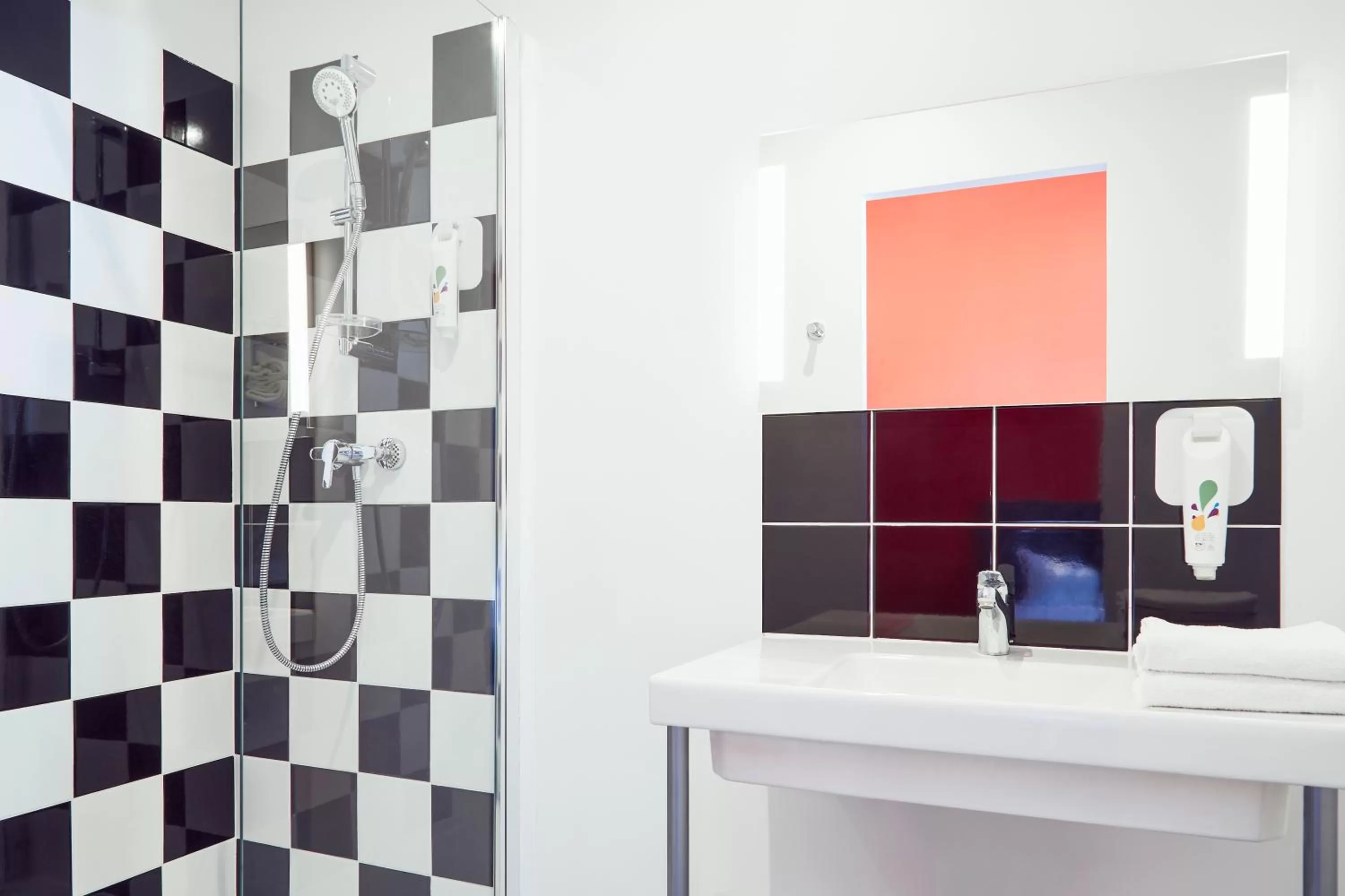 Shower in ibis Styles Marseille Vieux Port