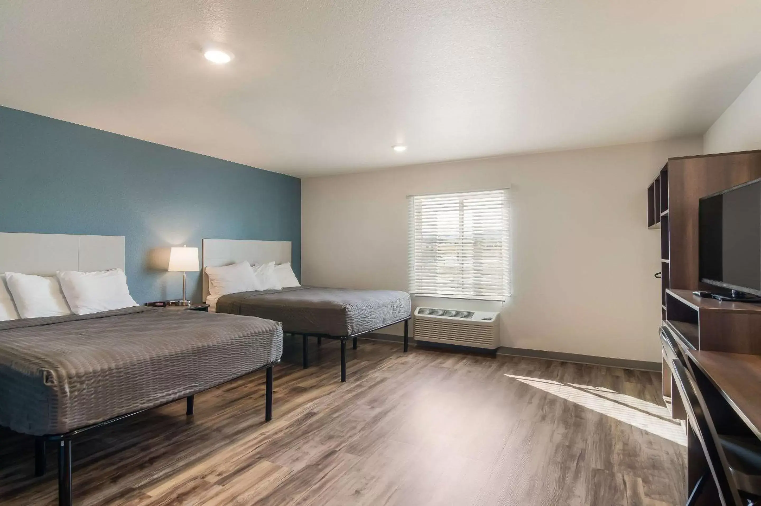 Photo of the whole room, Bed in WoodSpring Suites Broomfield-Westminster