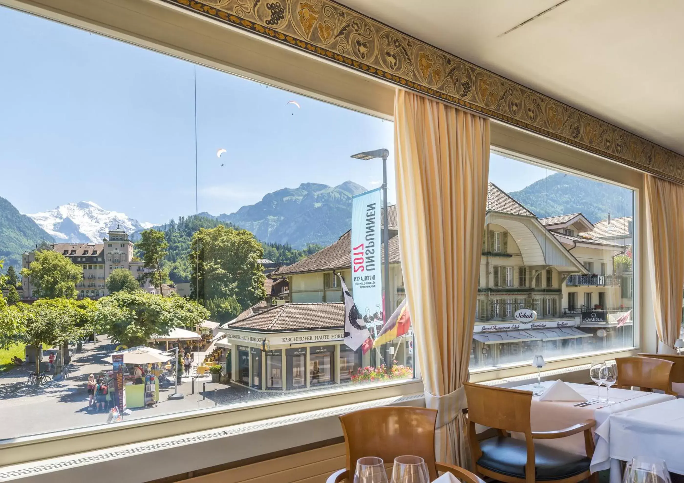 Restaurant/places to eat in Metropole Swiss Quality Hotel