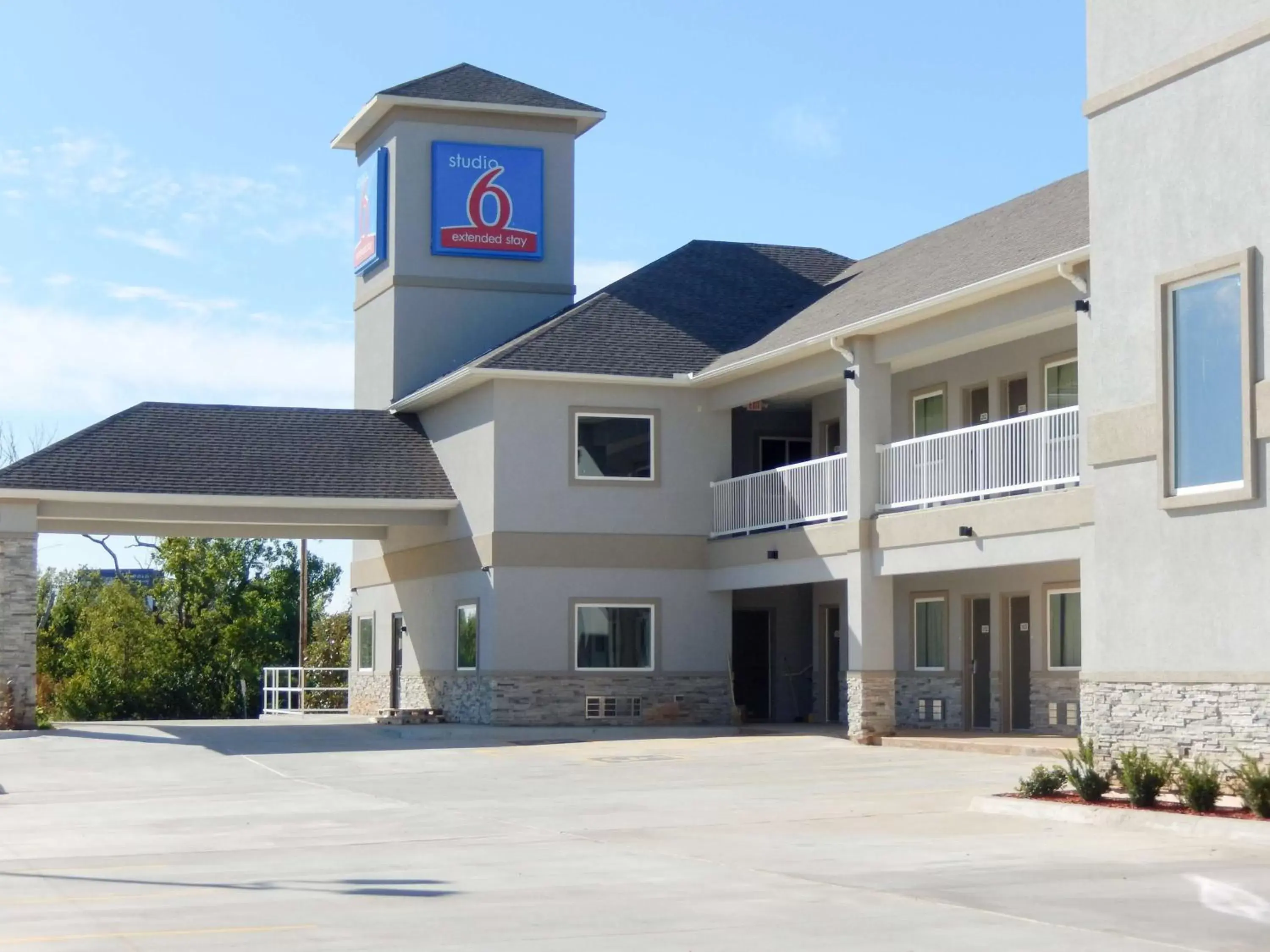 Property Building in Studio 6-Yukon, OK