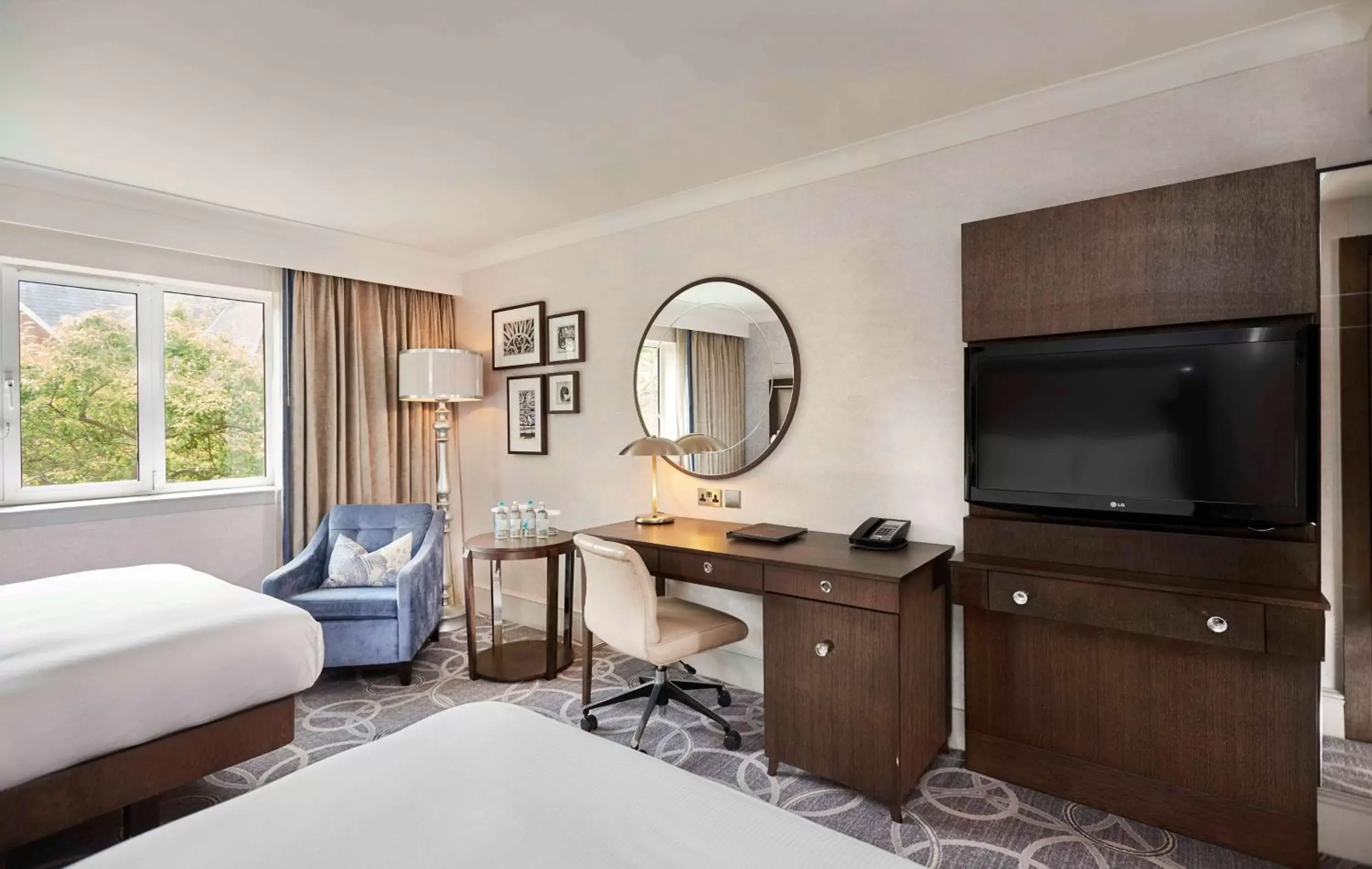 Bed, TV/Entertainment Center in DoubleTree by Hilton St. Anne's Manor