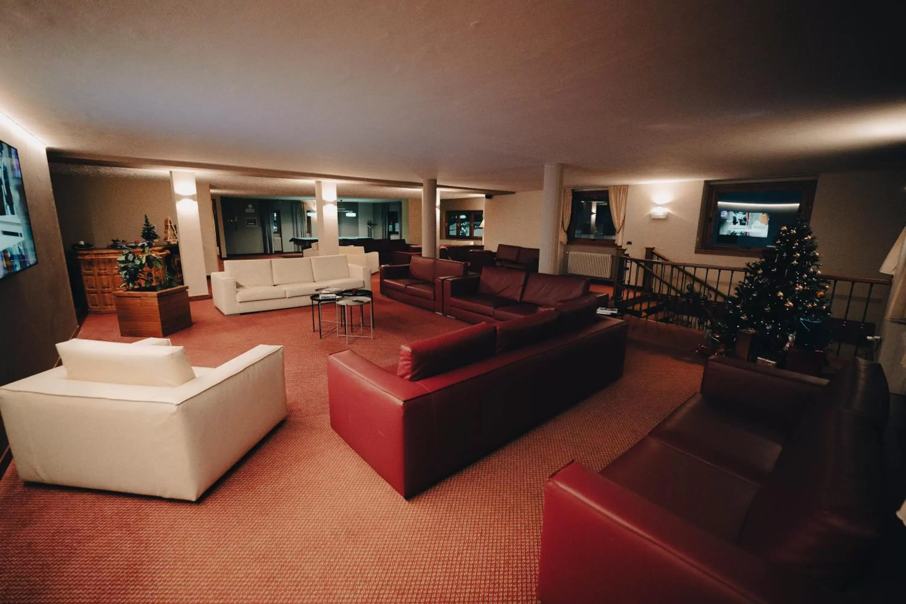 Communal lounge/ TV room, Lobby/Reception in Hotel Renzi