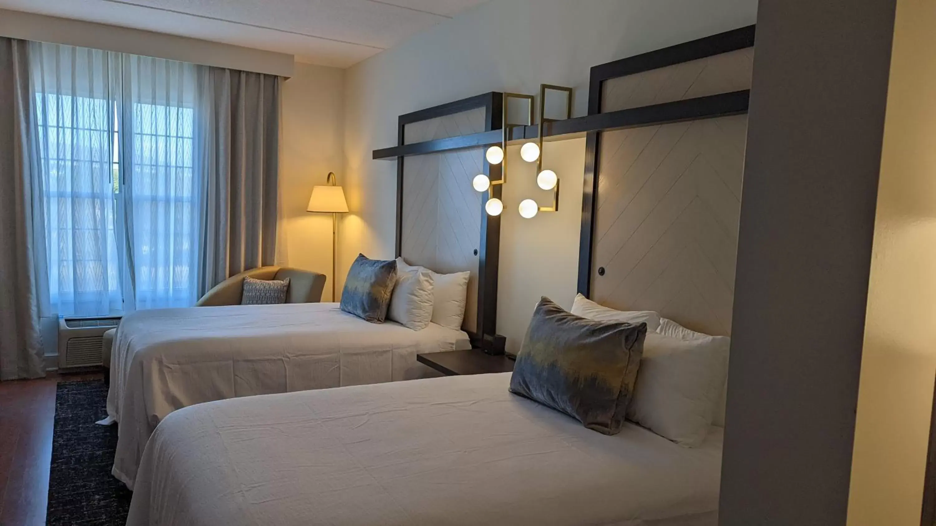 Bed in Hotel Indigo Jacksonville-Deerwood Park, an IHG Hotel