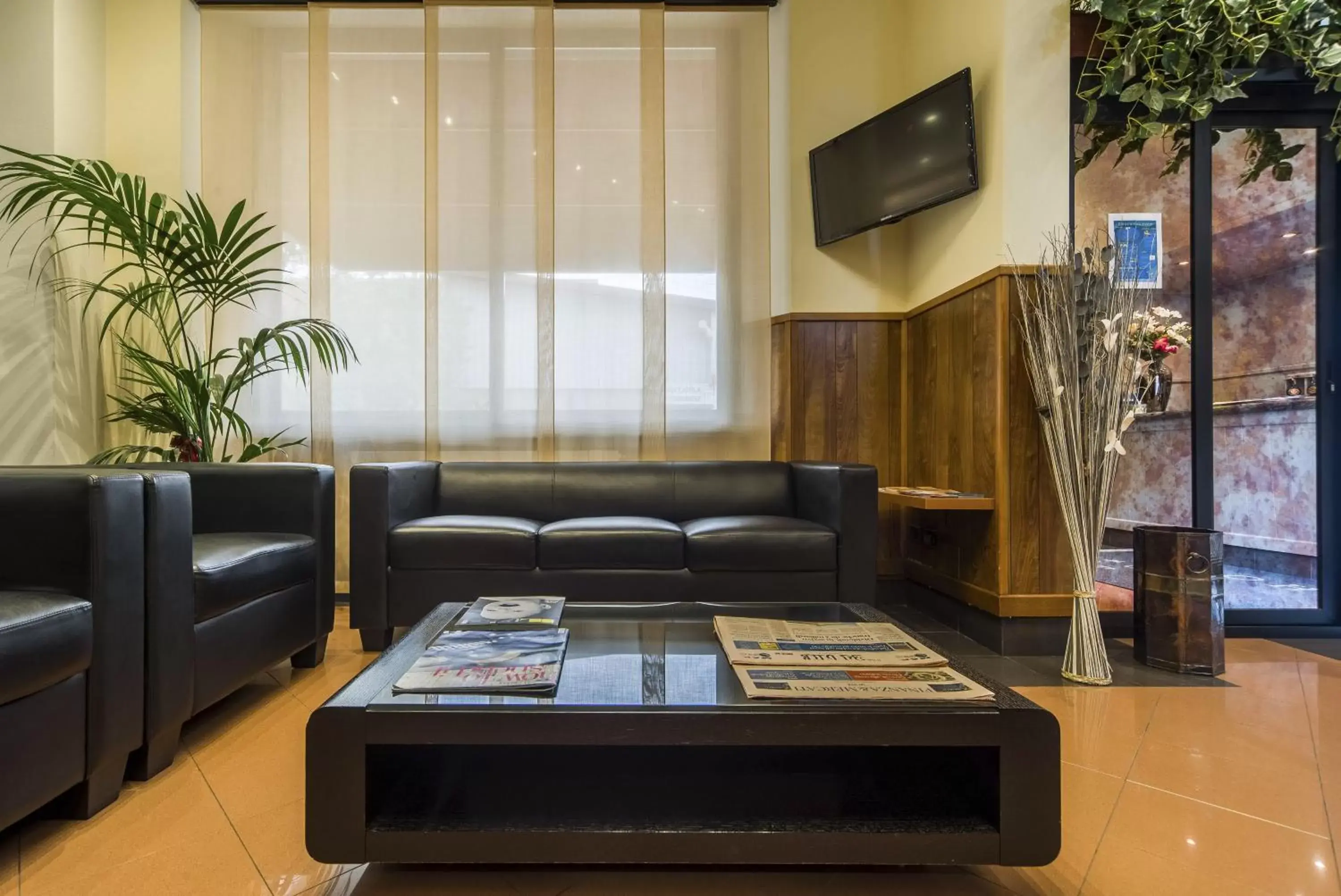 Communal lounge/ TV room, Seating Area in Hotel Est Piombino