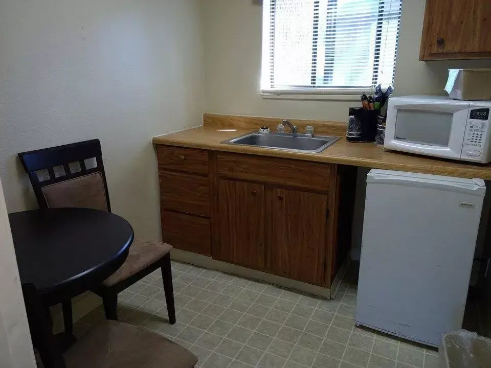 Kitchen/Kitchenette in Travelers Motel