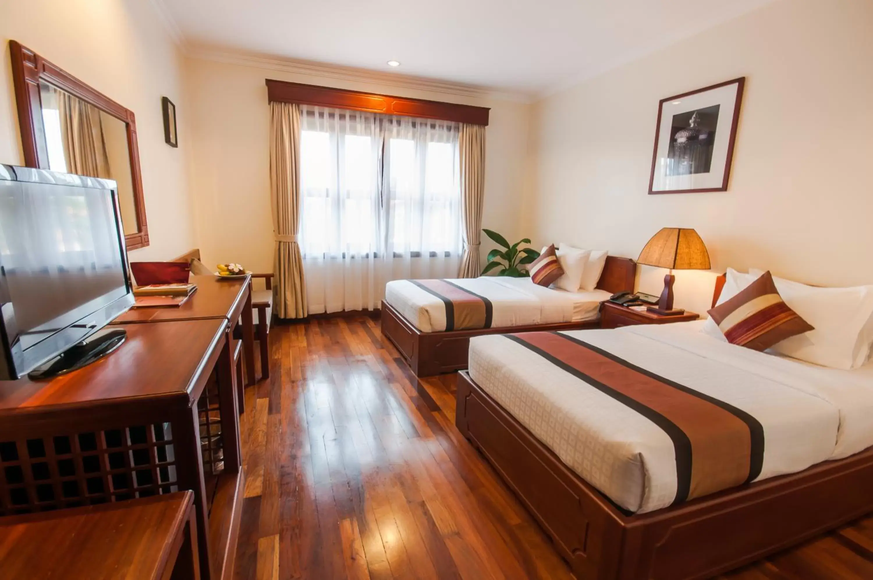 Bedroom, TV/Entertainment Center in Saem Siemreap Hotel