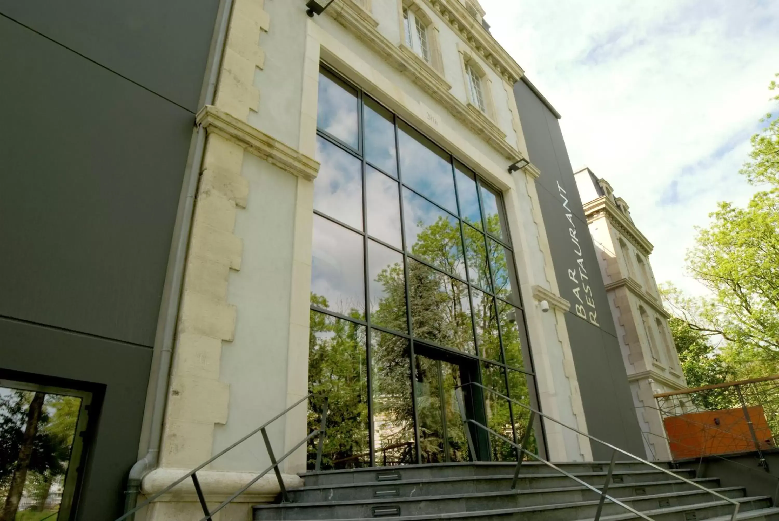 Facade/entrance in Les Jardins du Mess