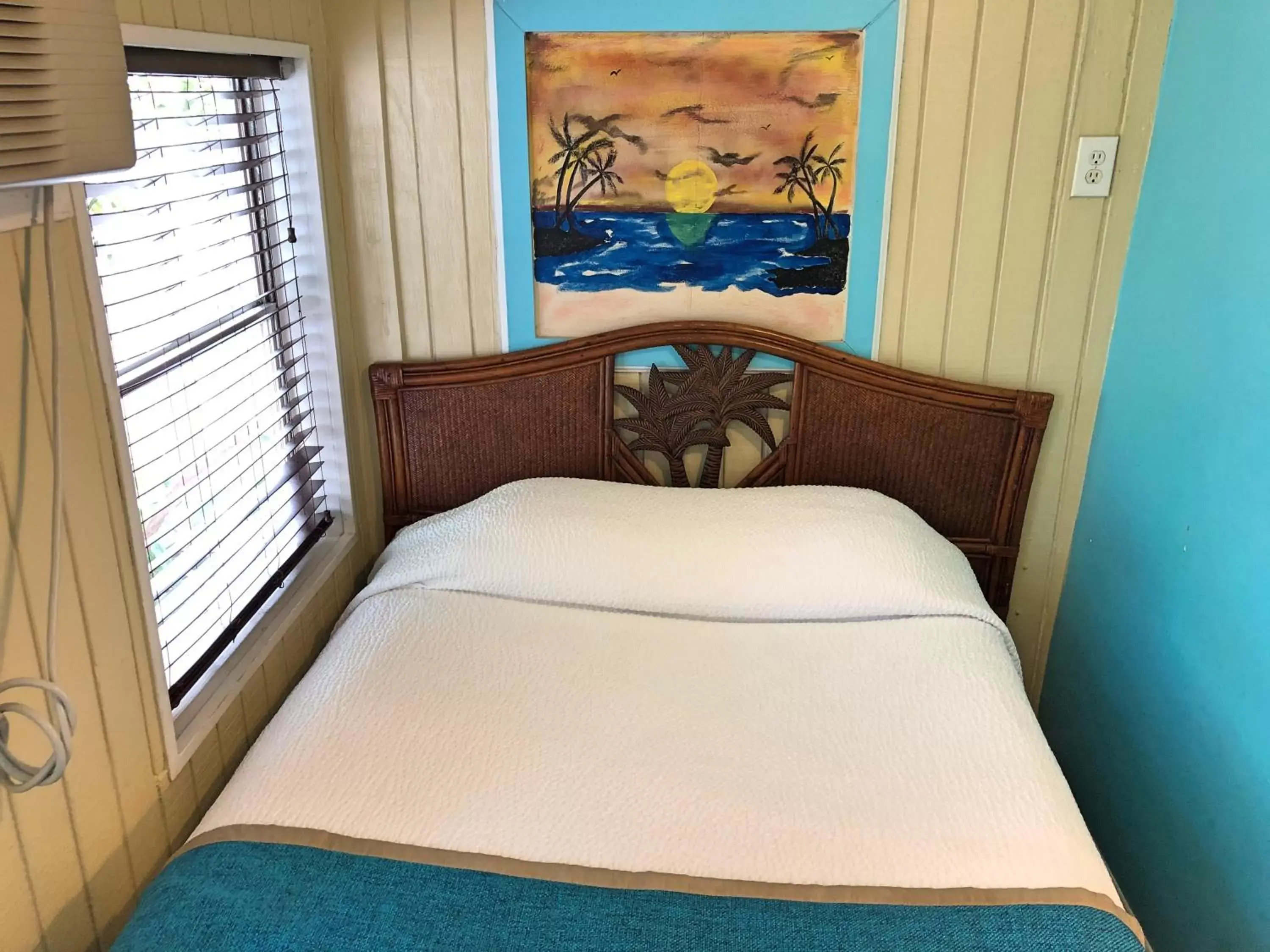 Bed in The Pelican Key Largo Cottages