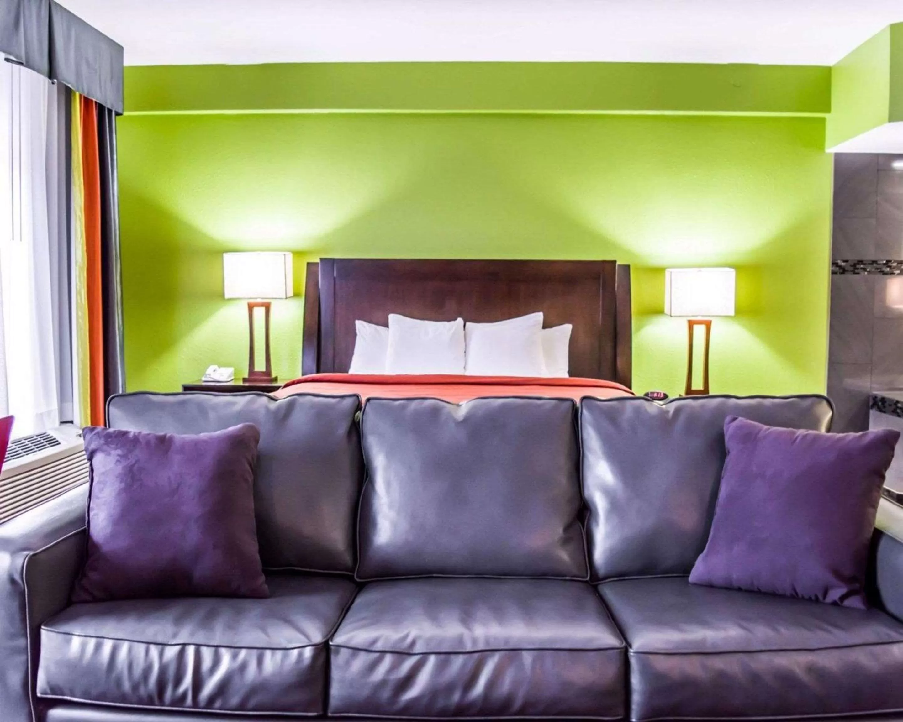 Photo of the whole room, Bed in Quality Suites Fort Myers I-75