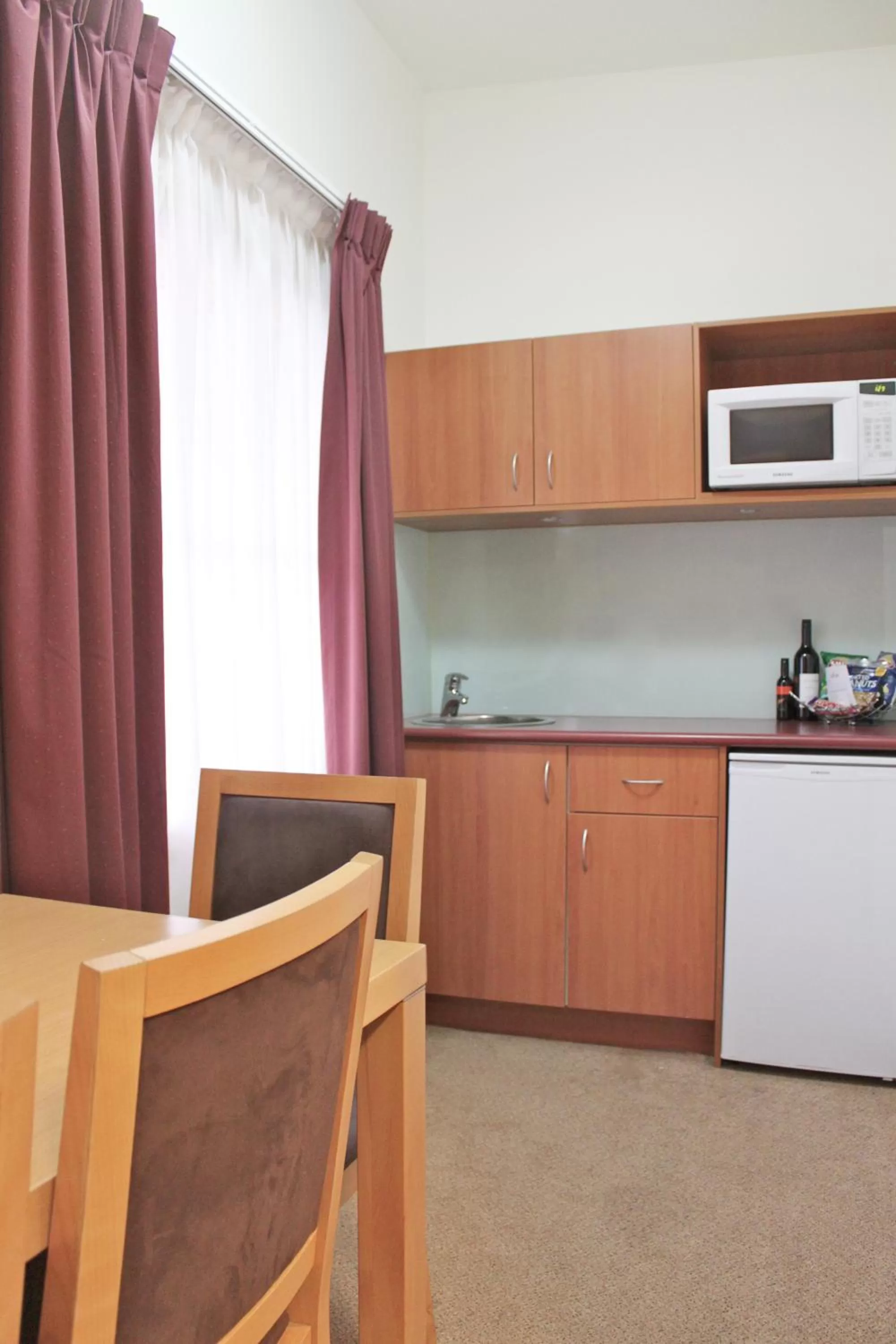Kitchen or kitchenette in Willows Motel