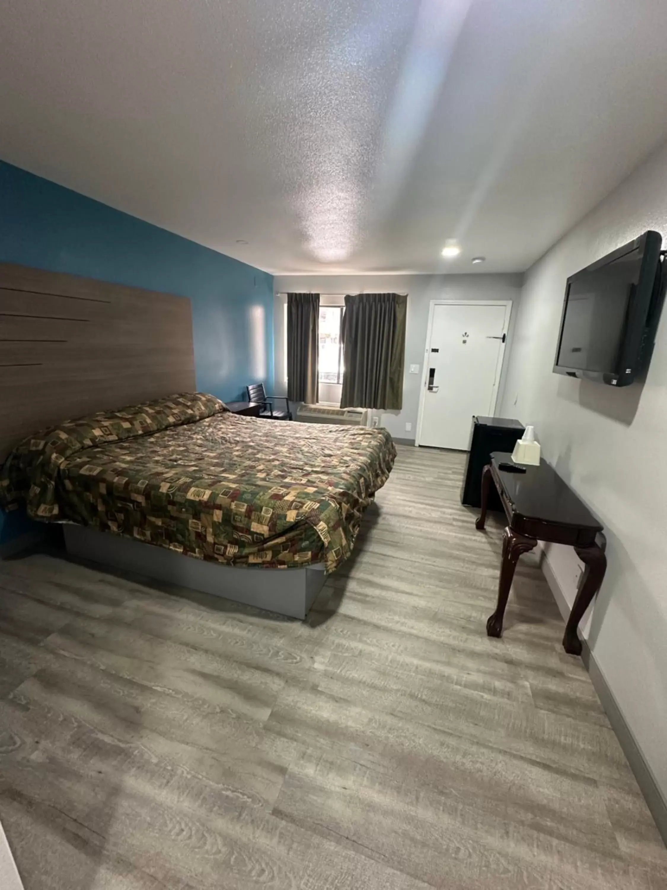 Bed in Palm Inn Hotel near Tyler Mall Riverside Bed in Palm Inn Hotel near Tyler Mall Riverside