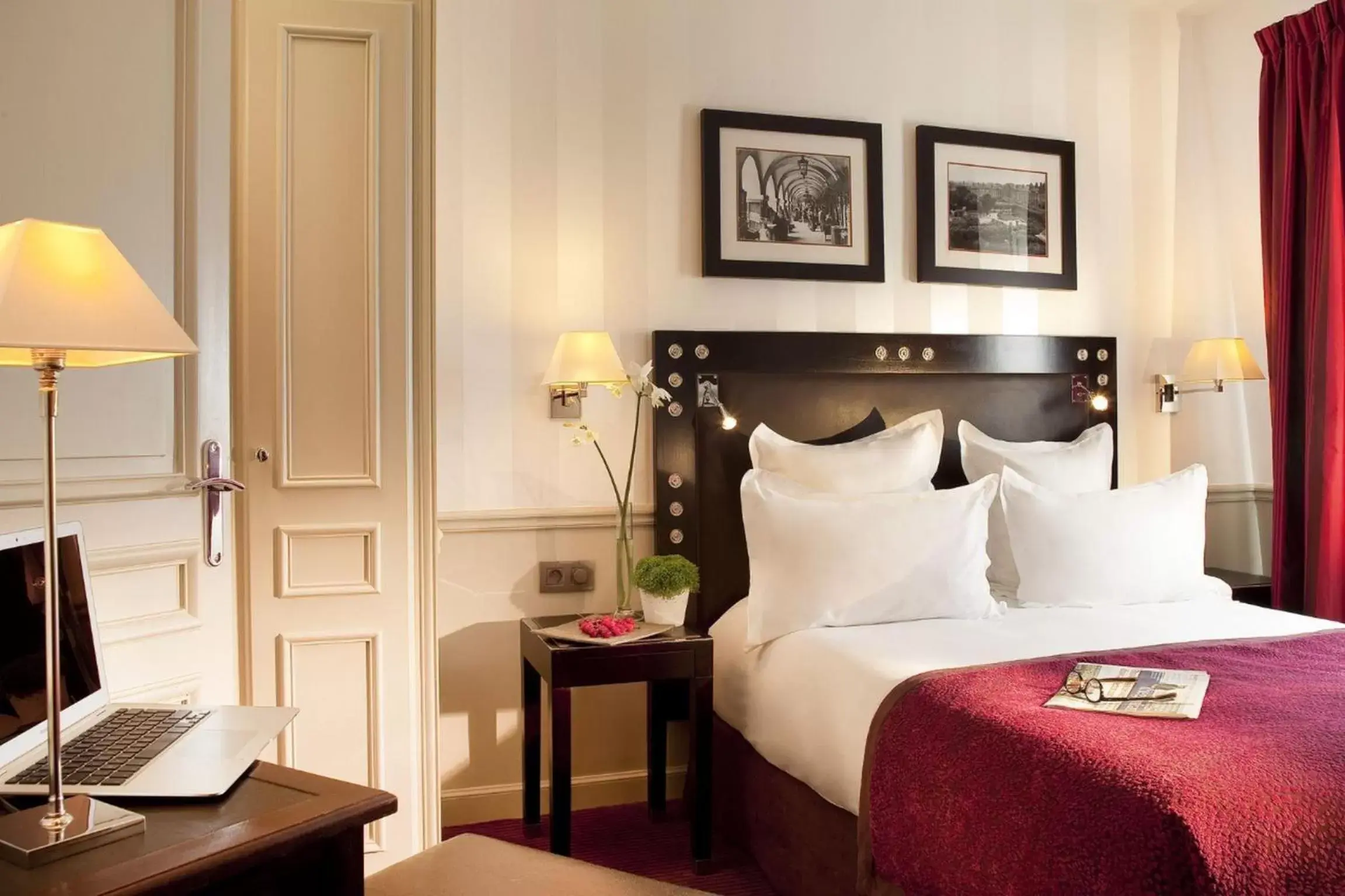 Bed in Hotel Duquesne Eiffel