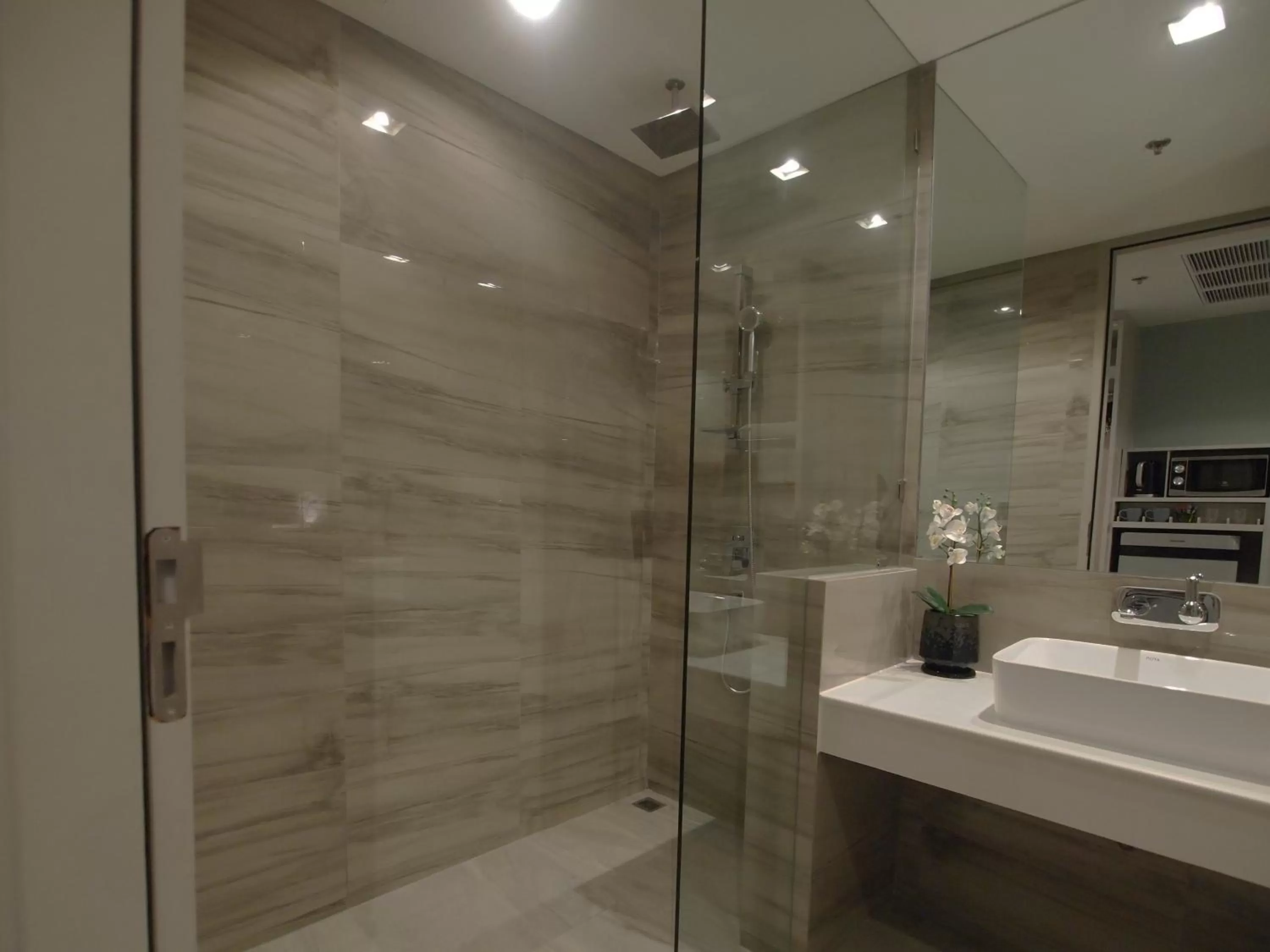 Bathroom in The Quarter Ari by UHG