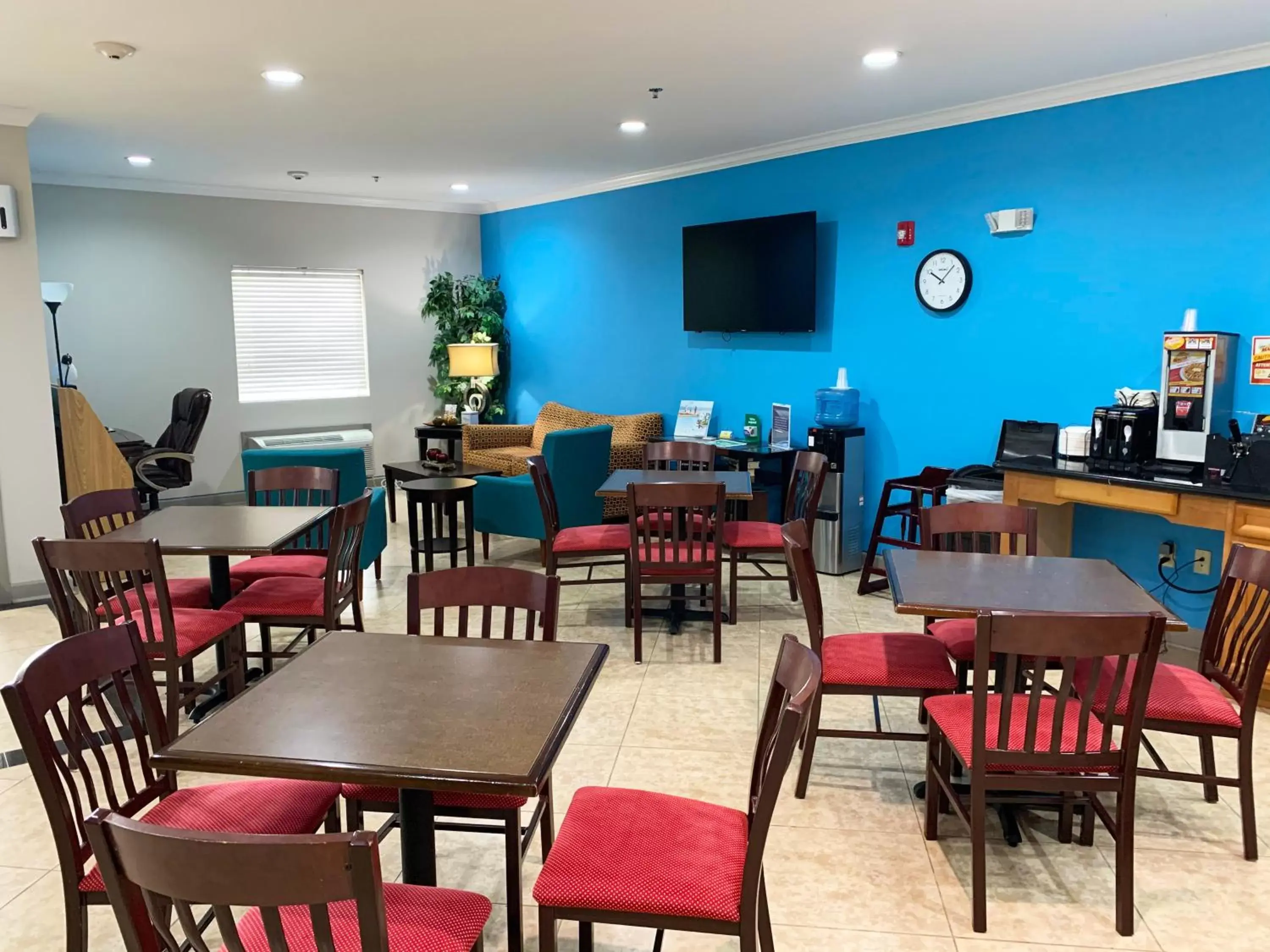 Breakfast, Restaurant/Places to Eat in Days Inn & Suites by Wyndham Cabot