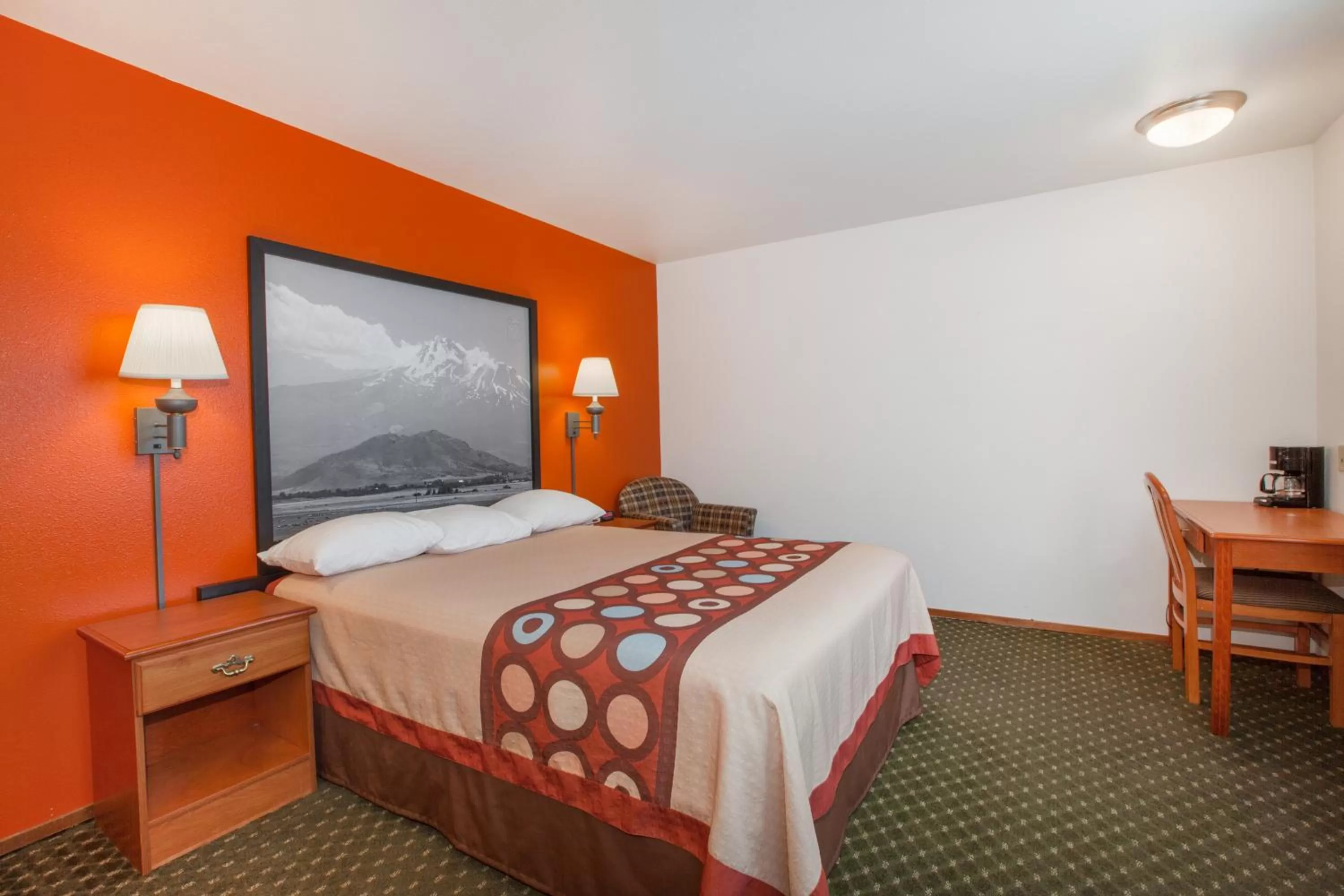 Bed in Super 8 by Wyndham Cloverdale Wine Country