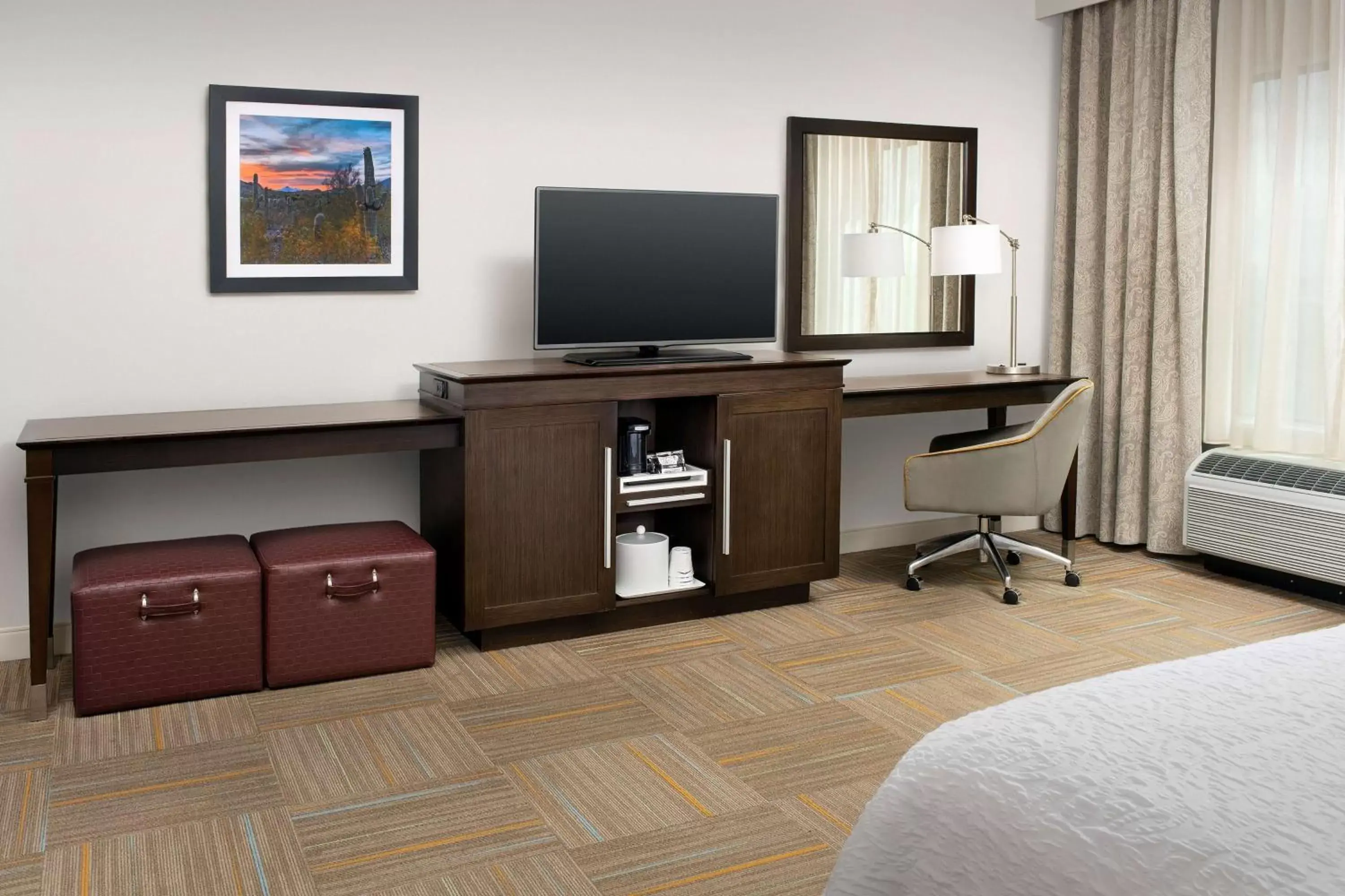 Bedroom, TV/Entertainment Center in Hampton Inn & Suites Phoenix/Tempe