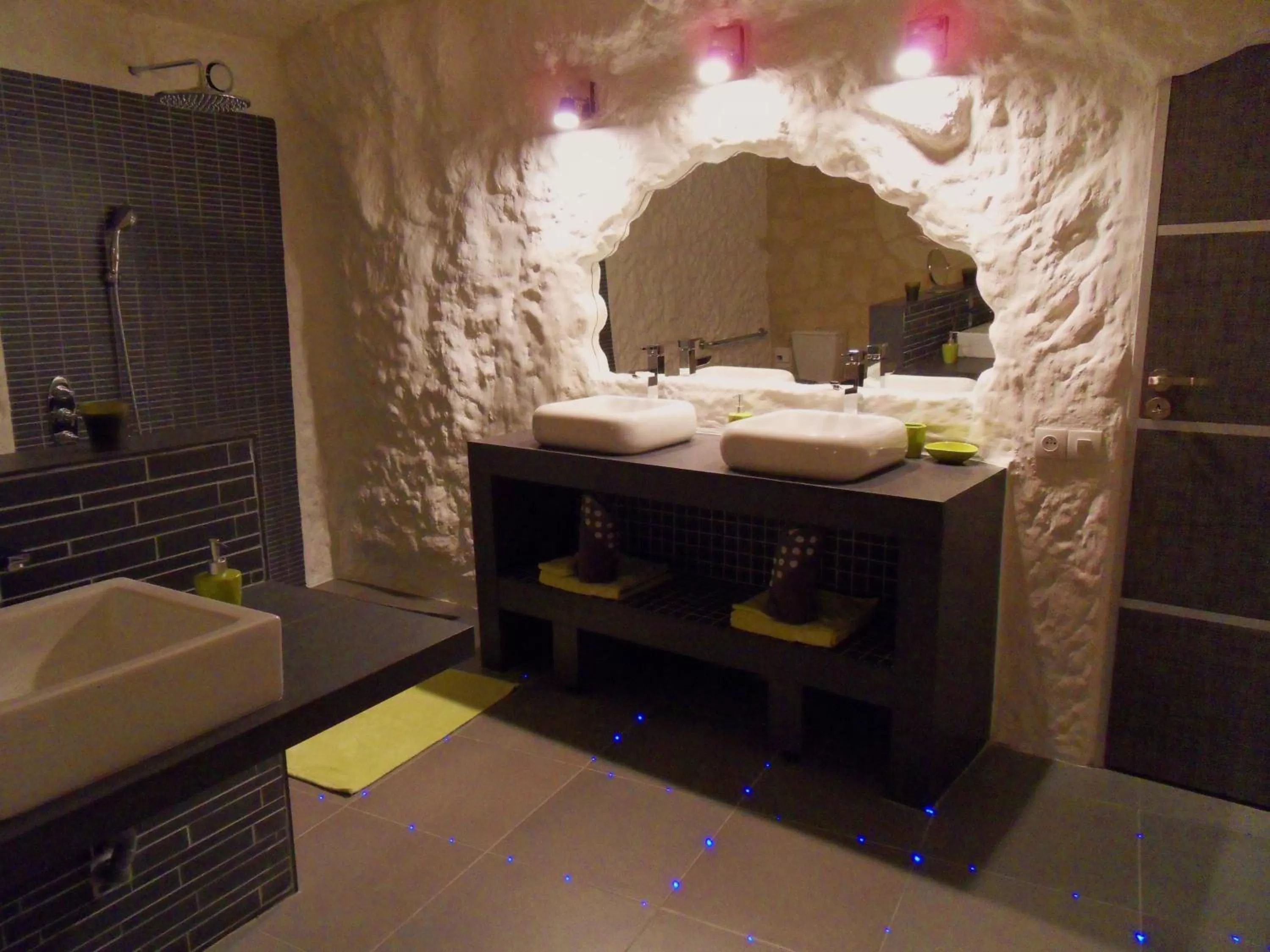 Shower in Troglodelice