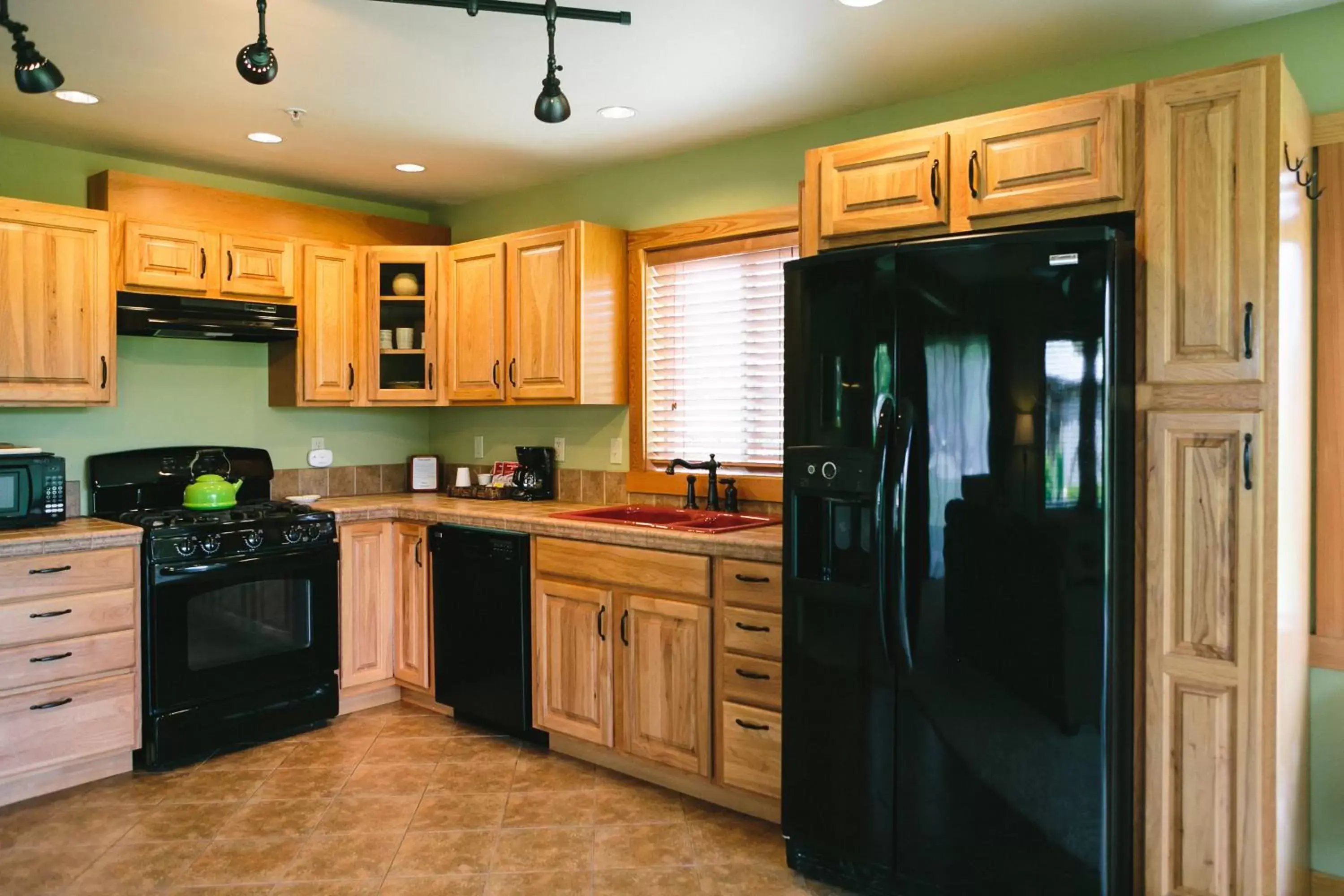 Kitchen or kitchenette, Kitchen/Kitchenette in Mt Gardner Inn