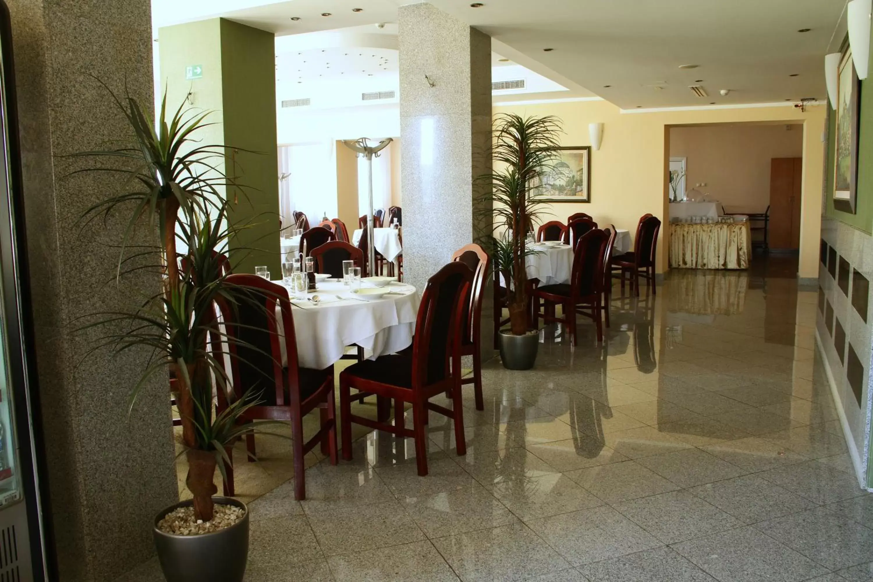 Restaurant/Places to Eat in Hotel Elegance