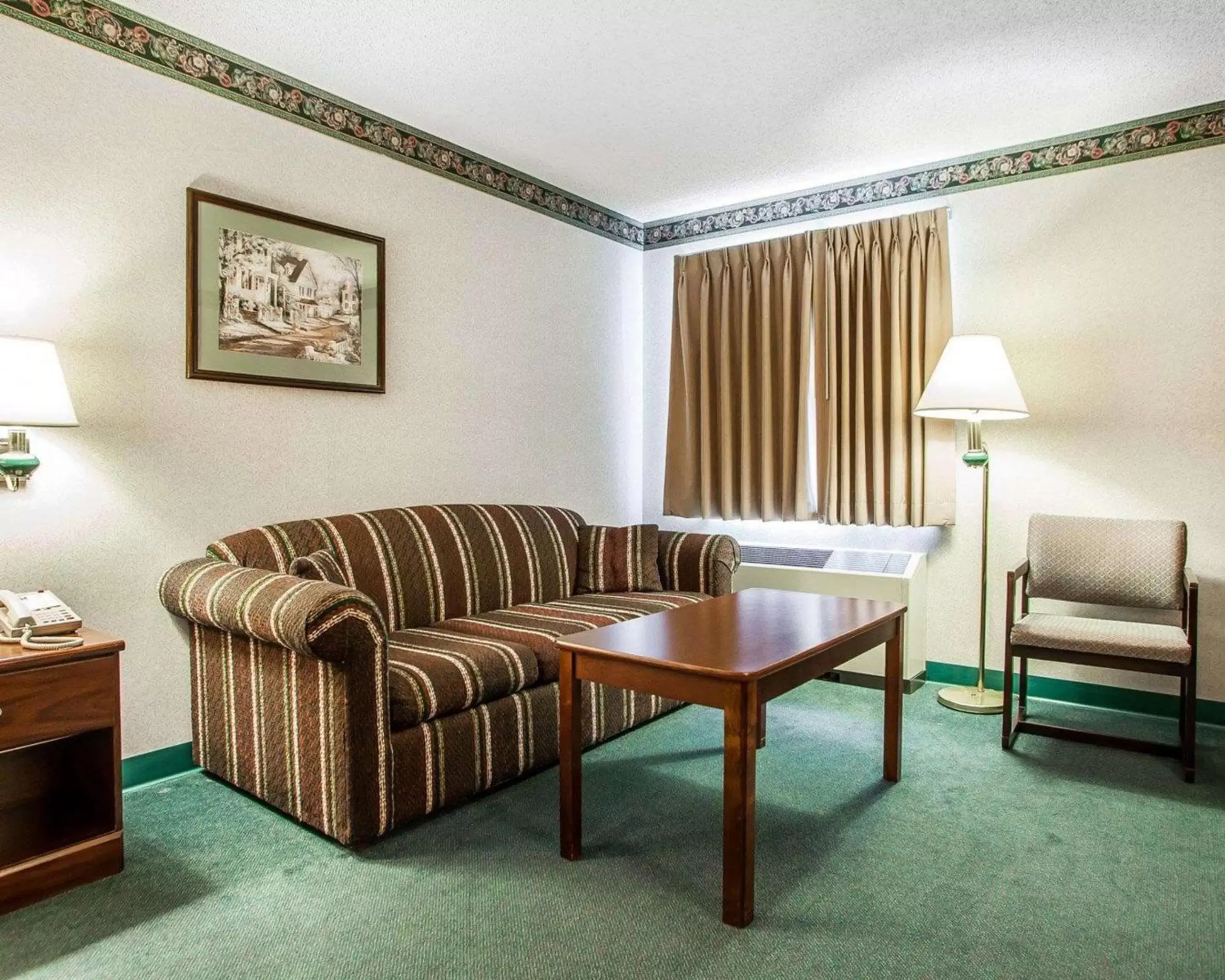 Photo of the whole room, Seating Area in Quality Inn Midway