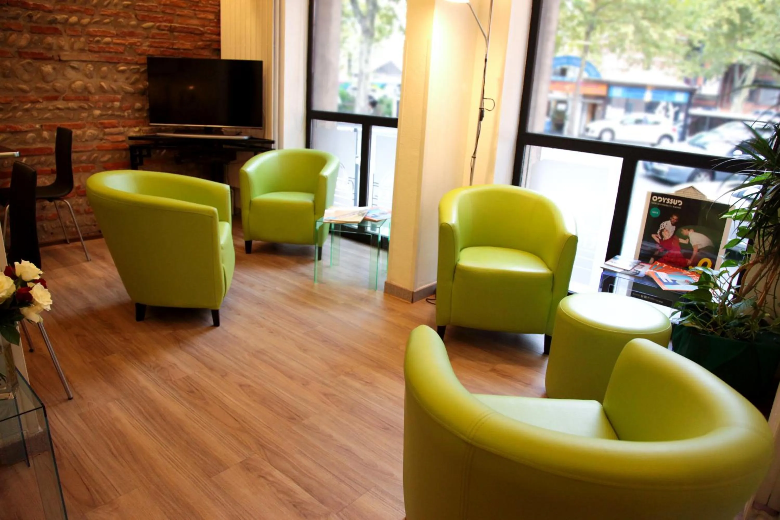 Communal lounge/ TV room in Hôtel La Chartreuse