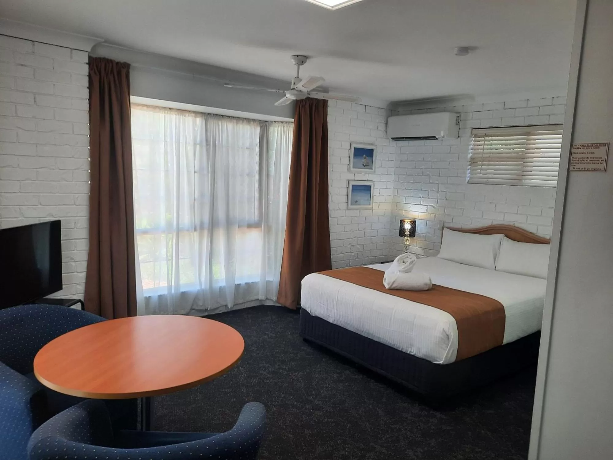 Large Double Room in Cleveland Motor Inn