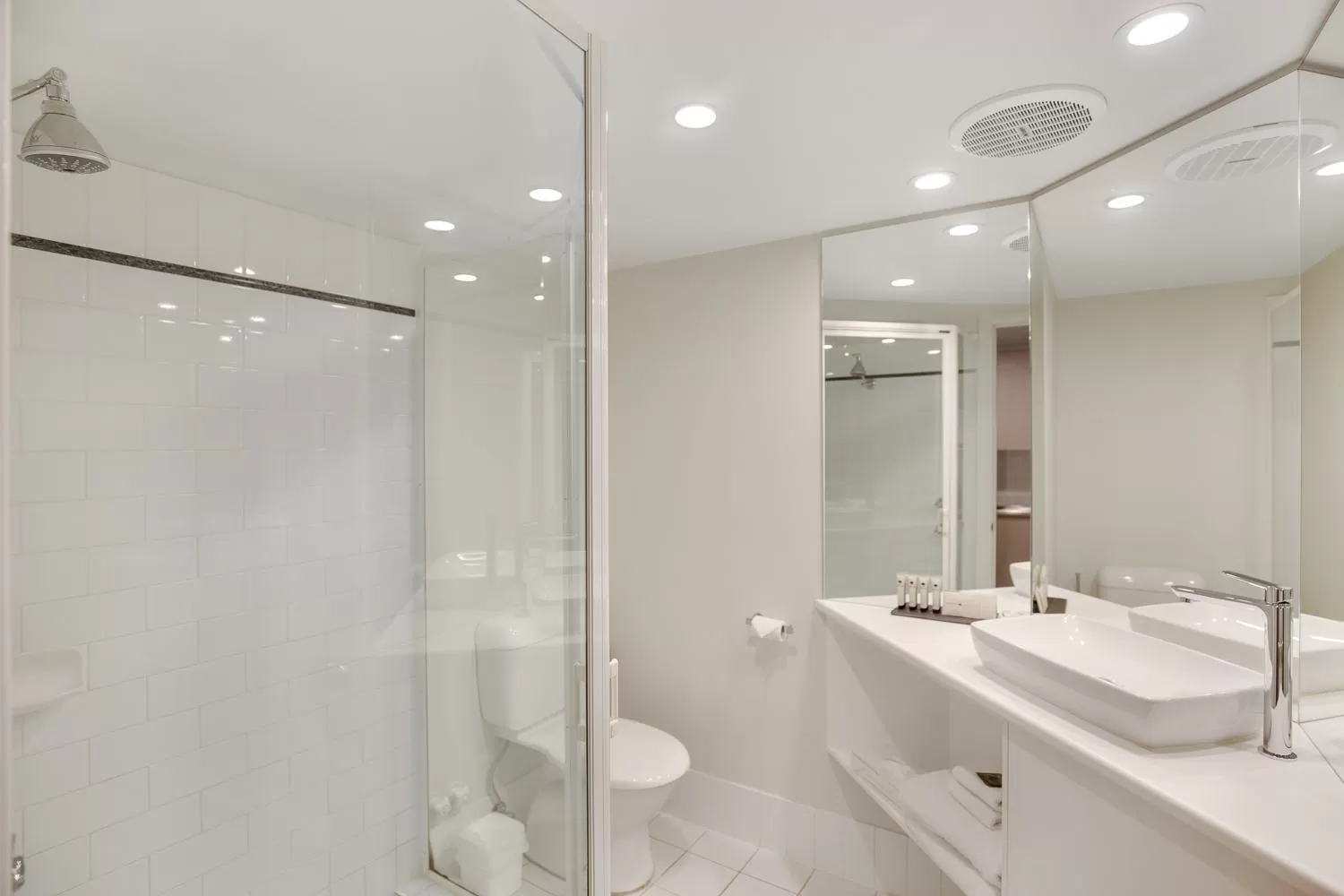 Shower in The Horatio Motel Mudgee