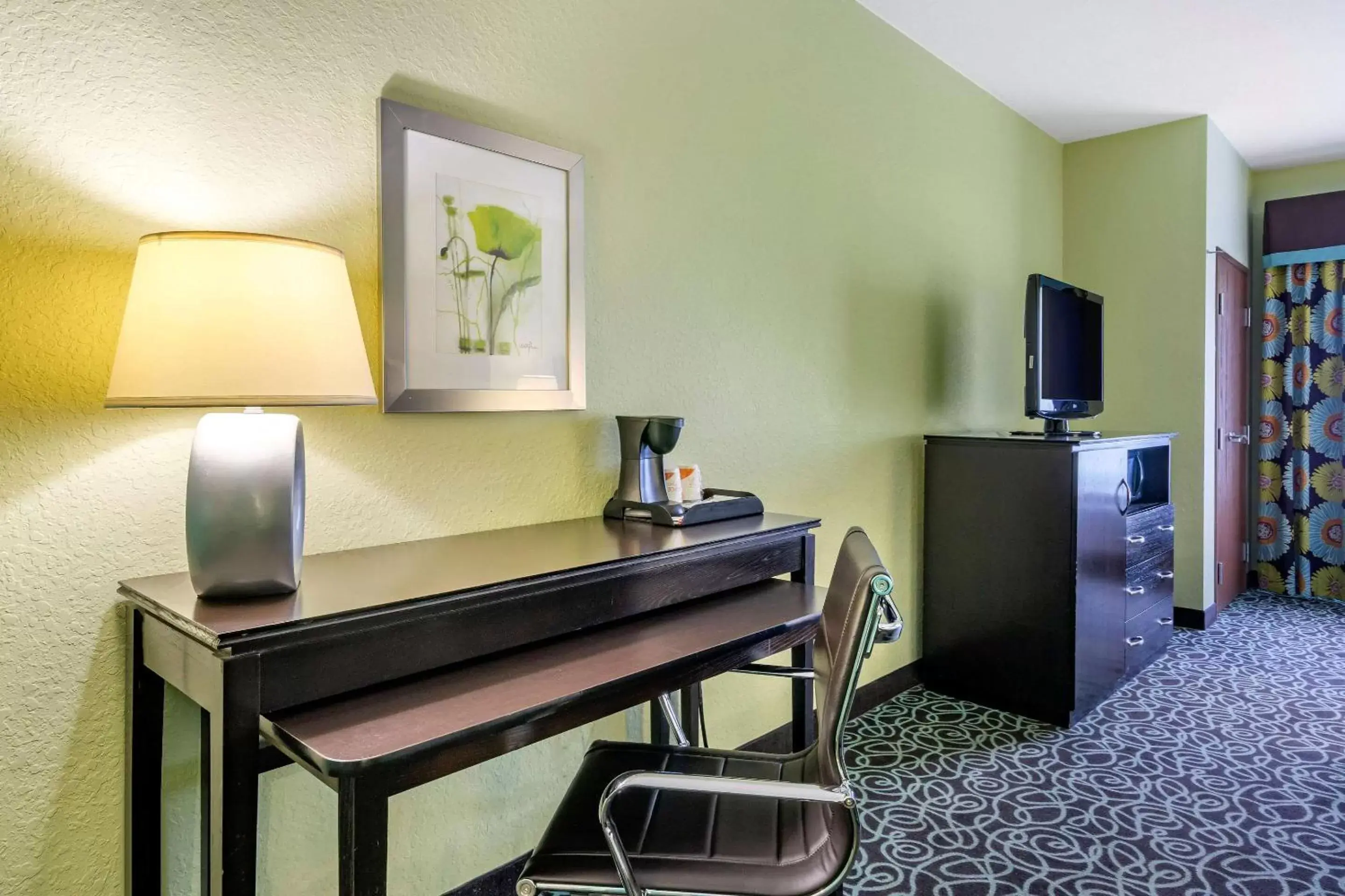 Photo of the whole room, TV/Entertainment Center in Comfort Suites Tampa Fairgrounds - Casino